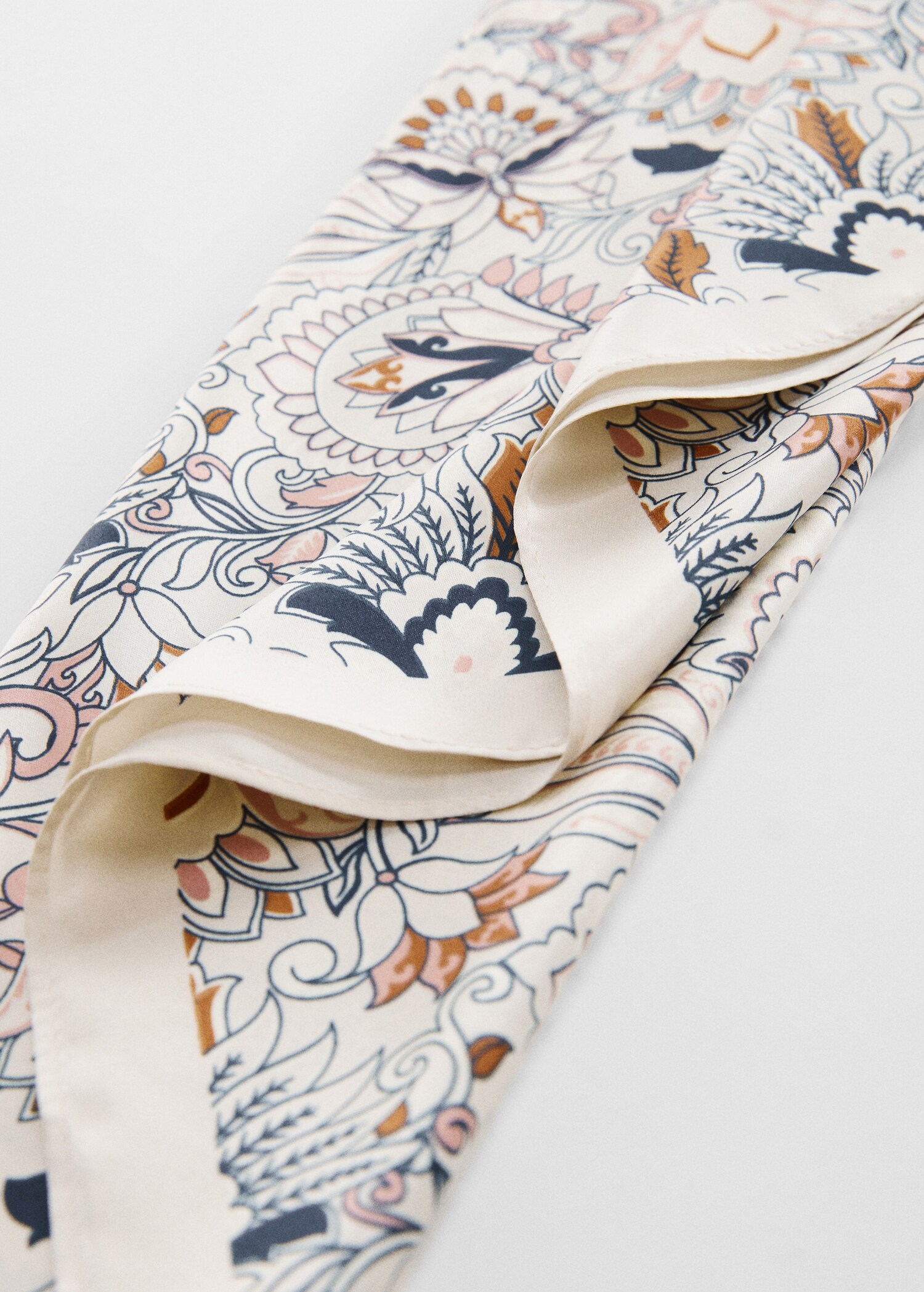 Foulard en imprimé paisley - Plan moyen