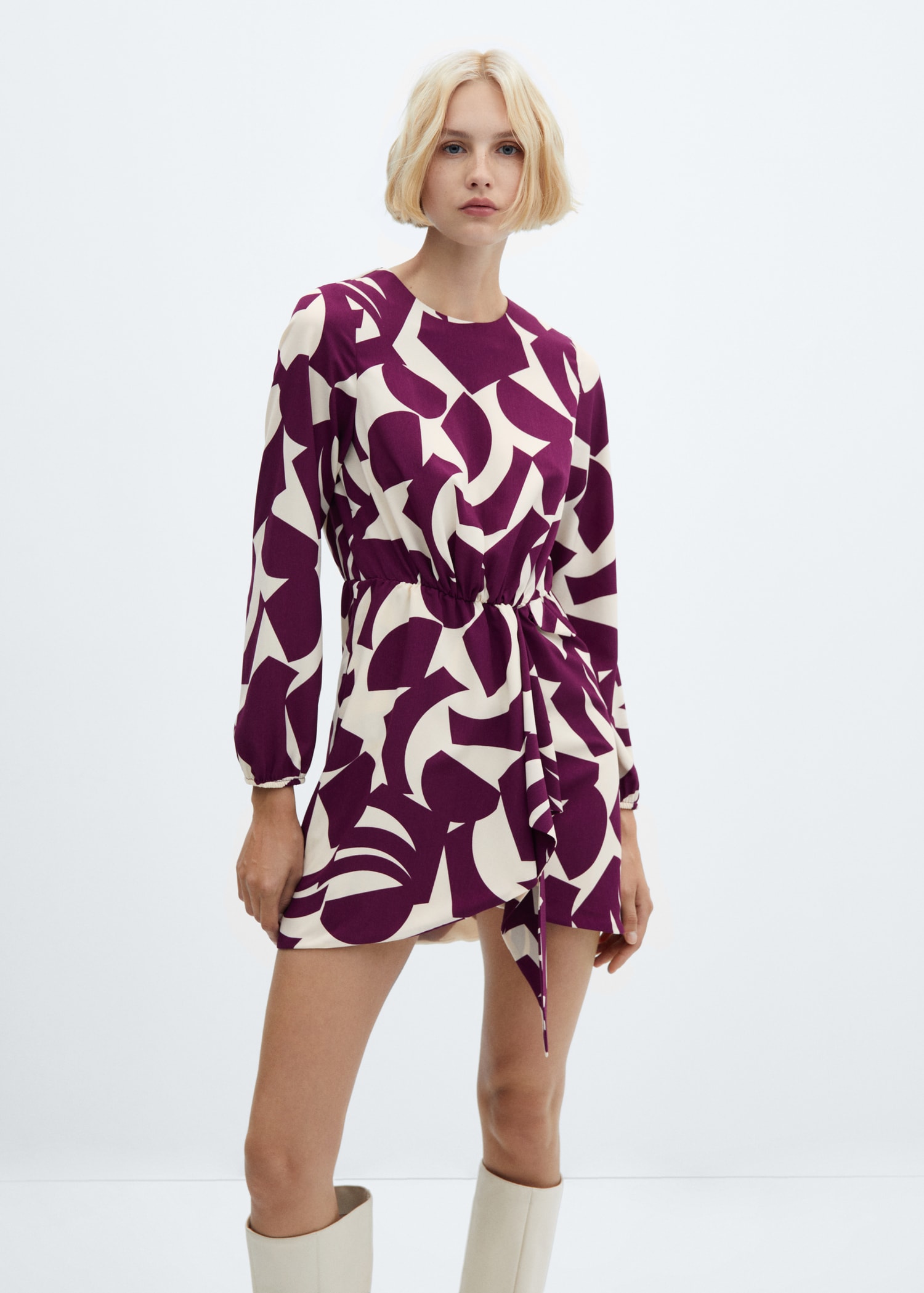 Robe imprimée à nœud - Plan moyen