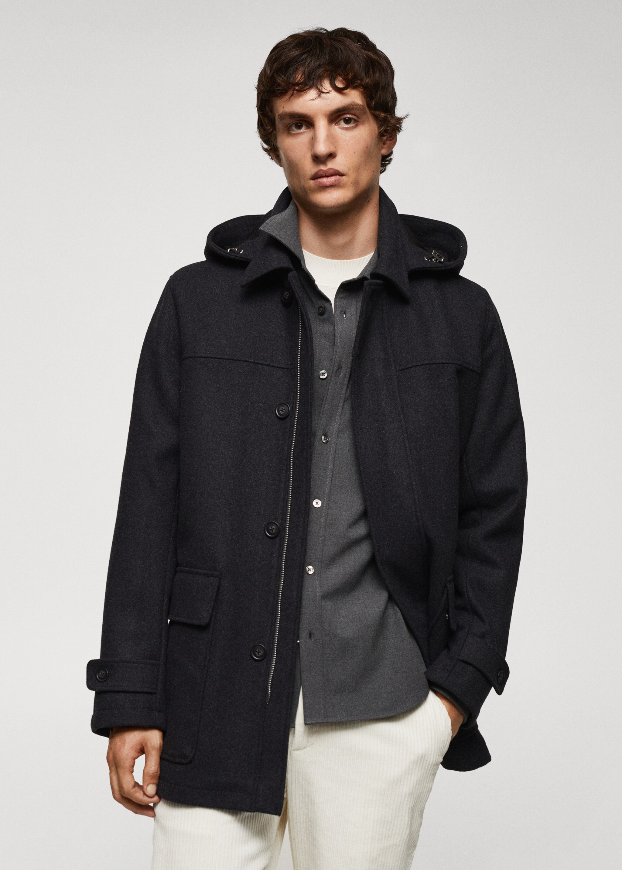 Пальто из шерсти со съемным капюшоном - Средний план
