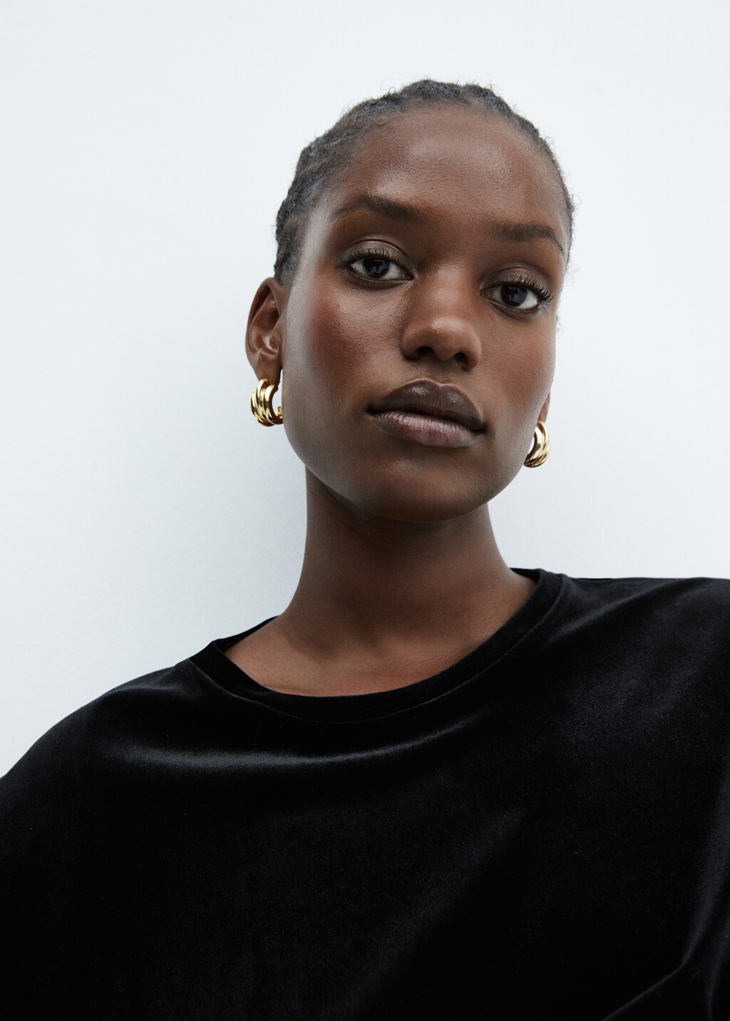 T-shirt with velvet shoulder pads