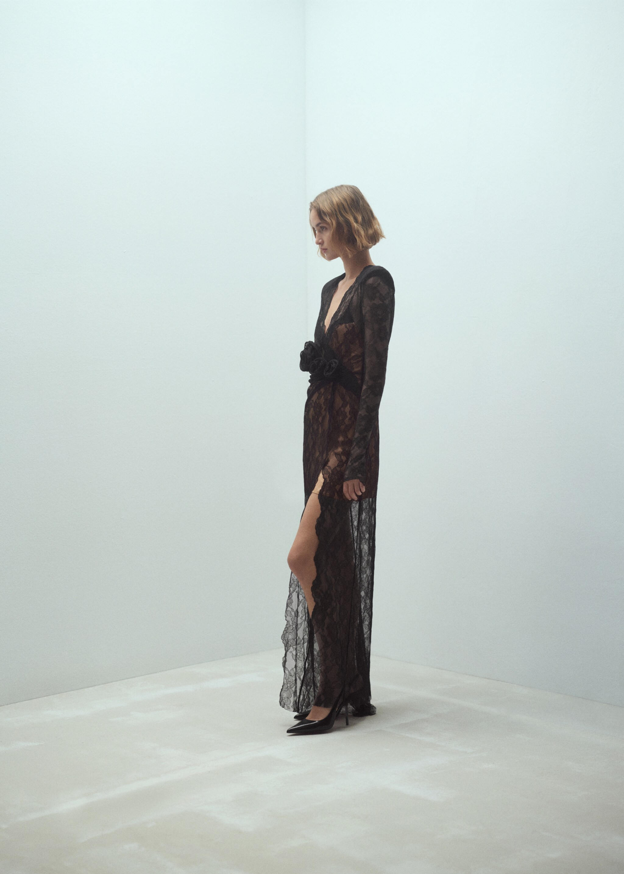 Lace dress with flower detail - Details of the article 2