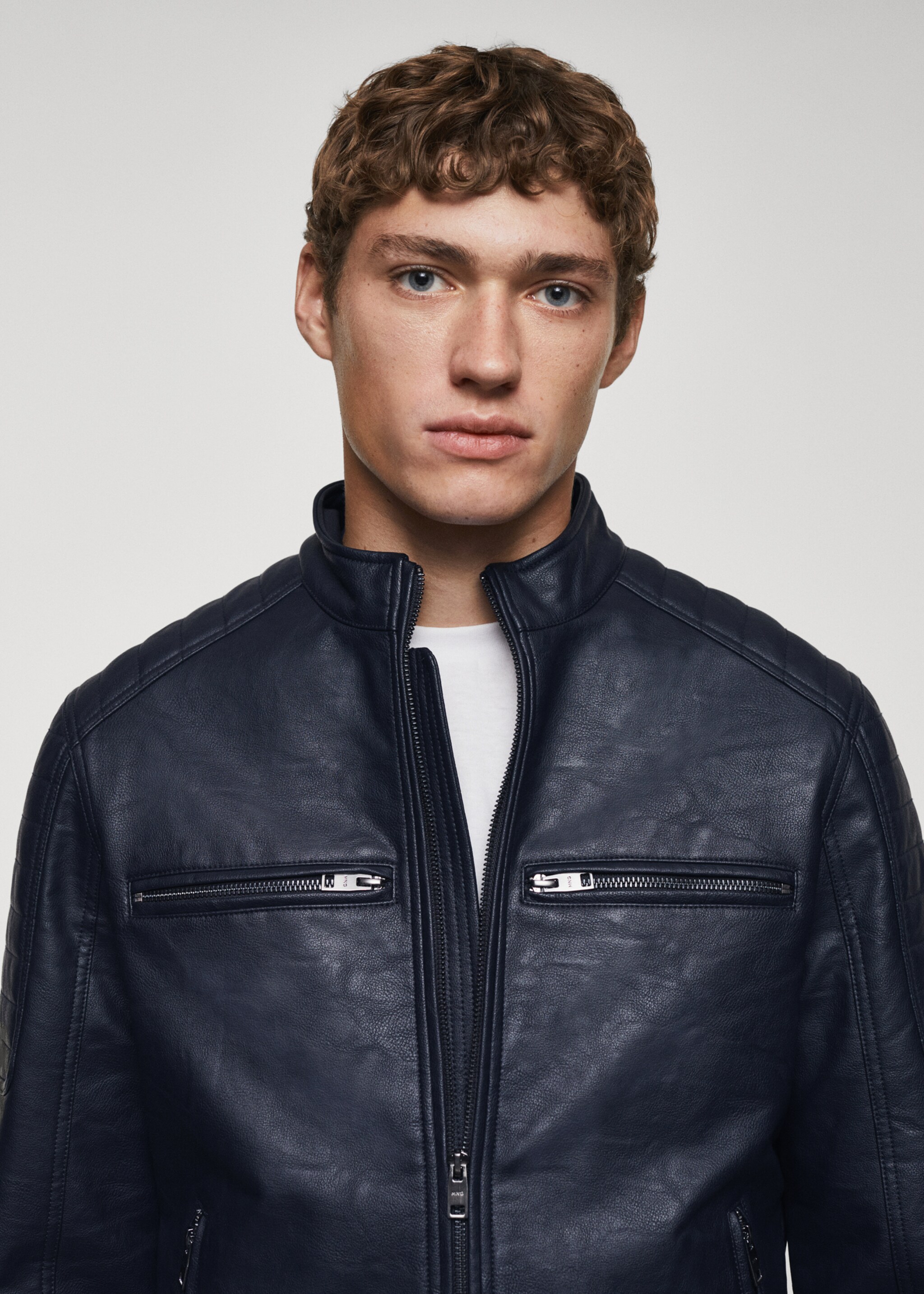 Cazadora efecto piel napa - Detalle del artículo 1, Azul marino. Ref: 57022505-00.