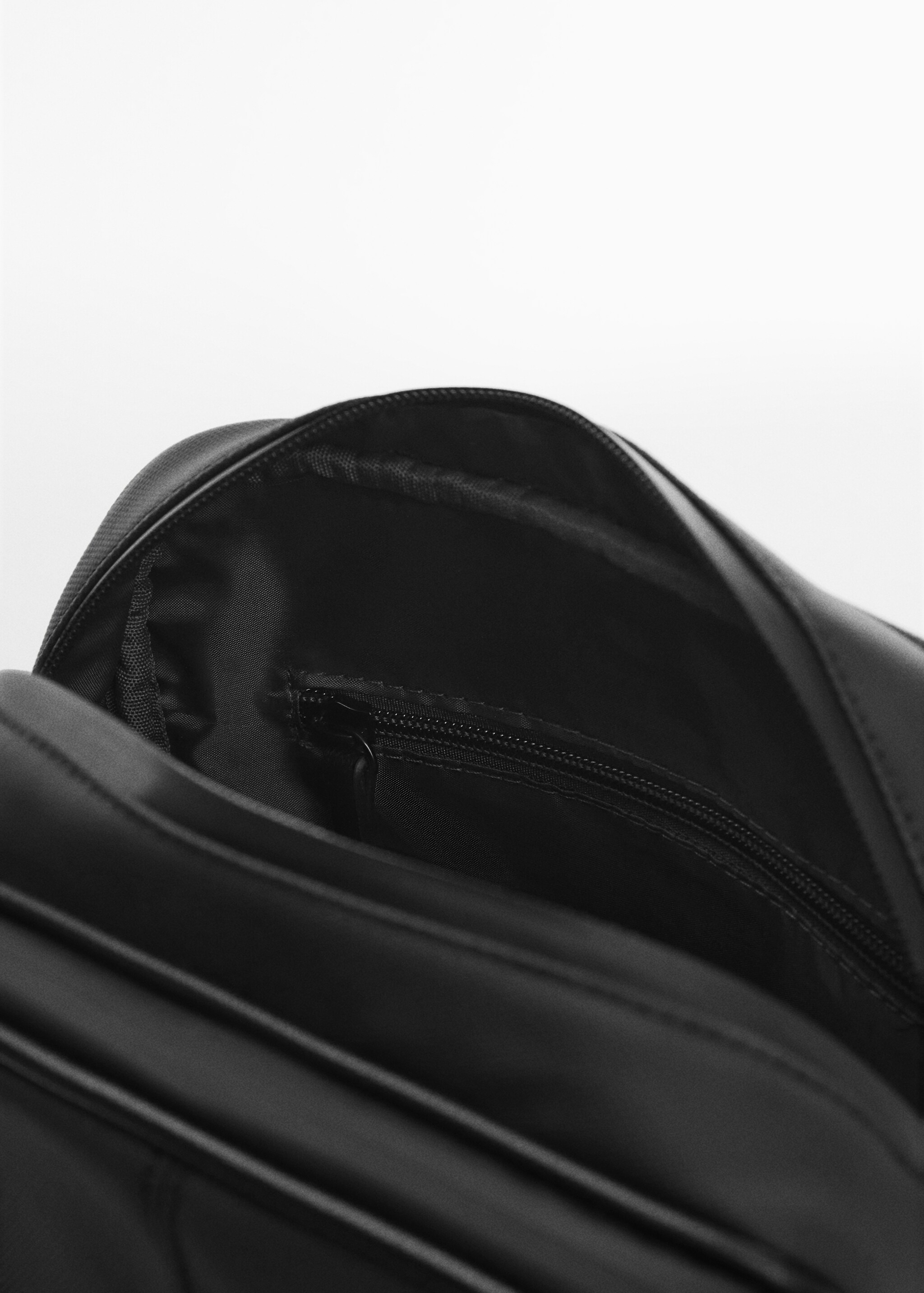 Leather effect zippered shoulder bag - Details of the article 1