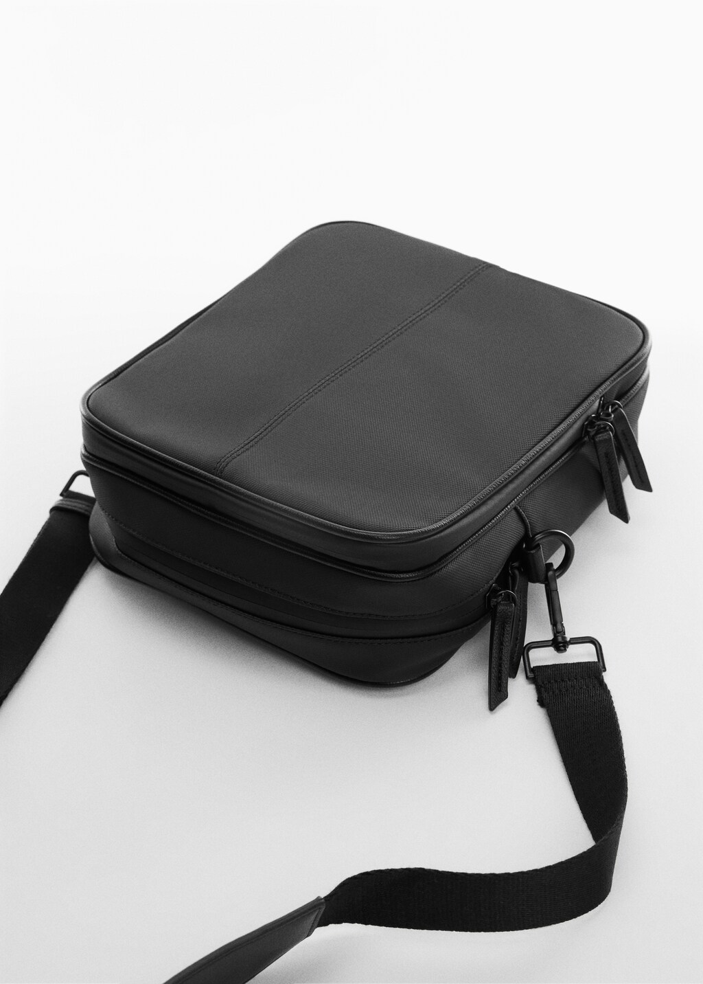 Bolso bandolera cremalleras efecto piel