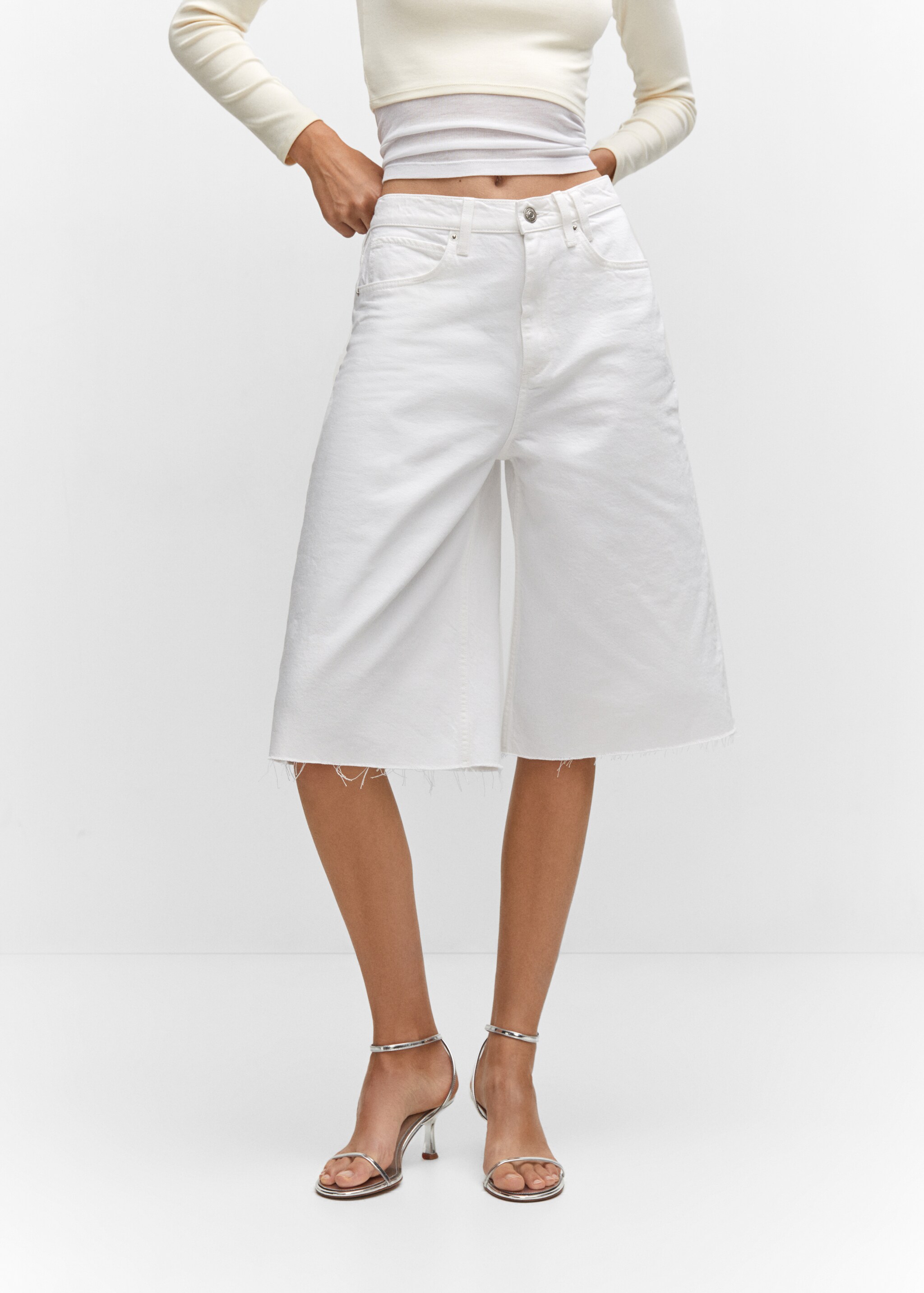 Denim bermuda shorts with frayed hem - Plan mediu