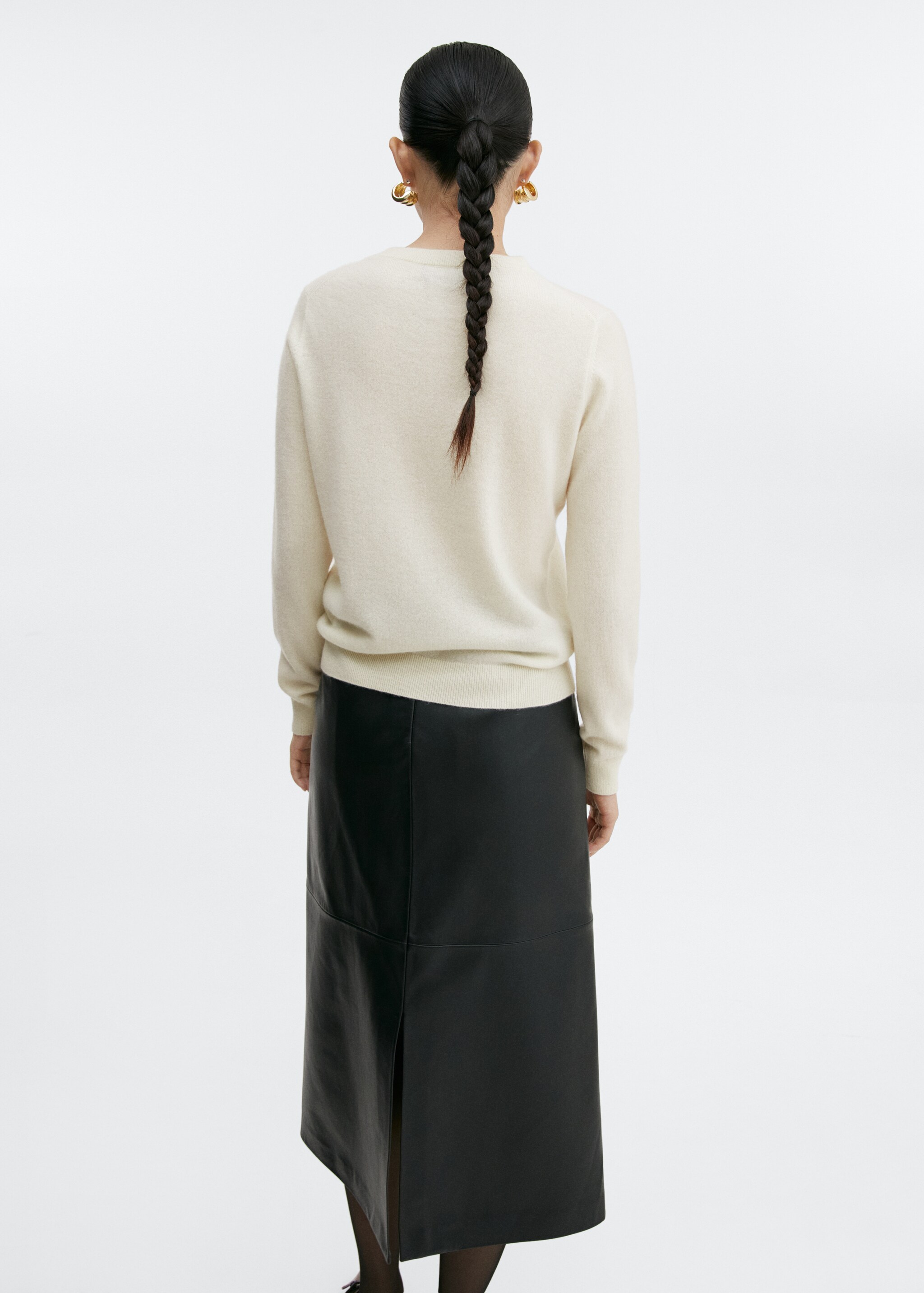 100% cashmere round-neck sweater  - Reverse of the article