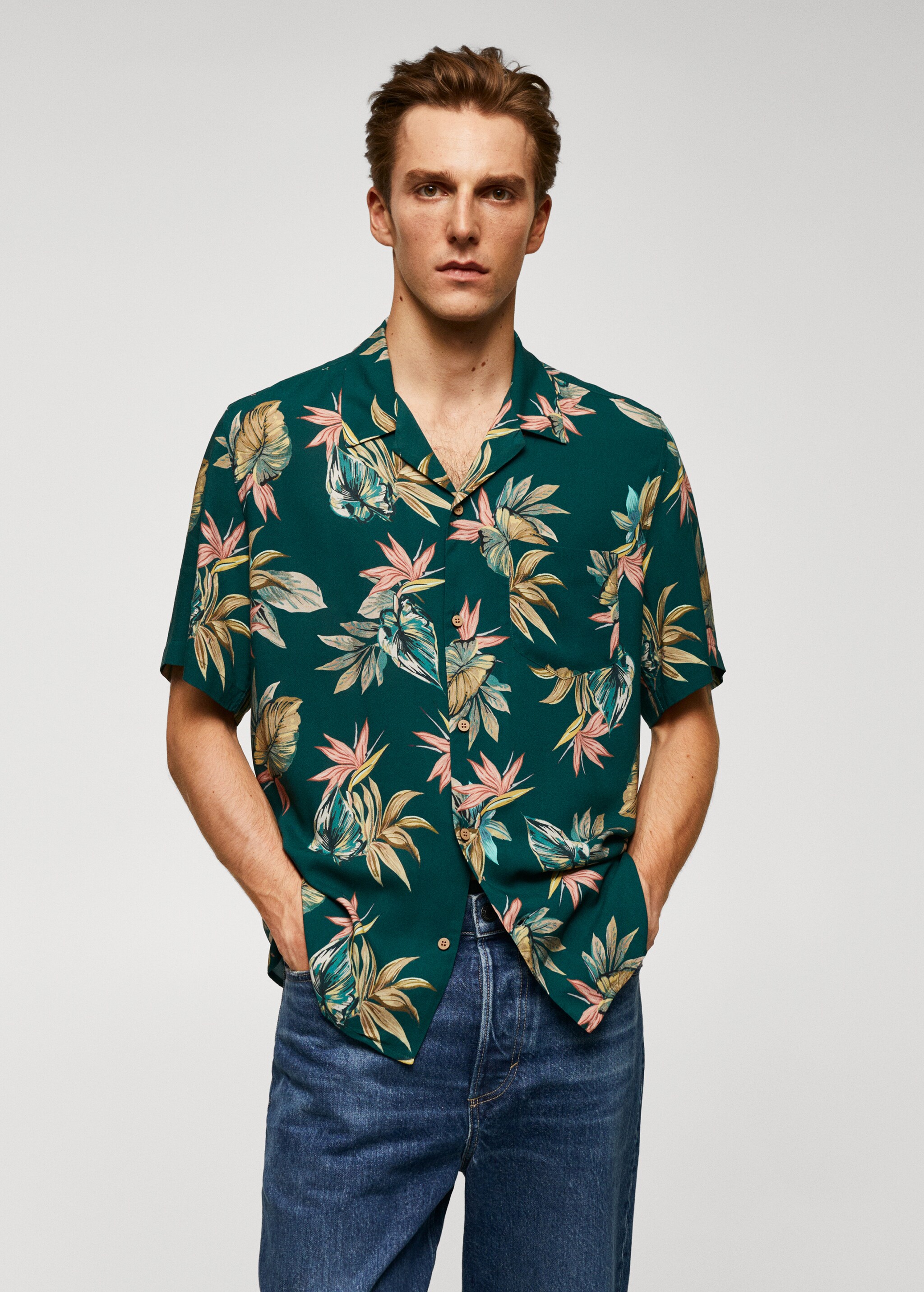 Camisa regular fit estampado hawaiano - Plano medio