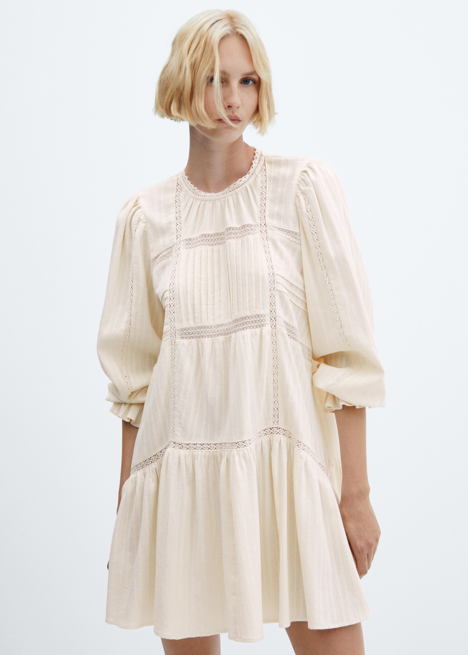 Besticktes Kleid mit Ballonärmeln - Mittlere Ansicht