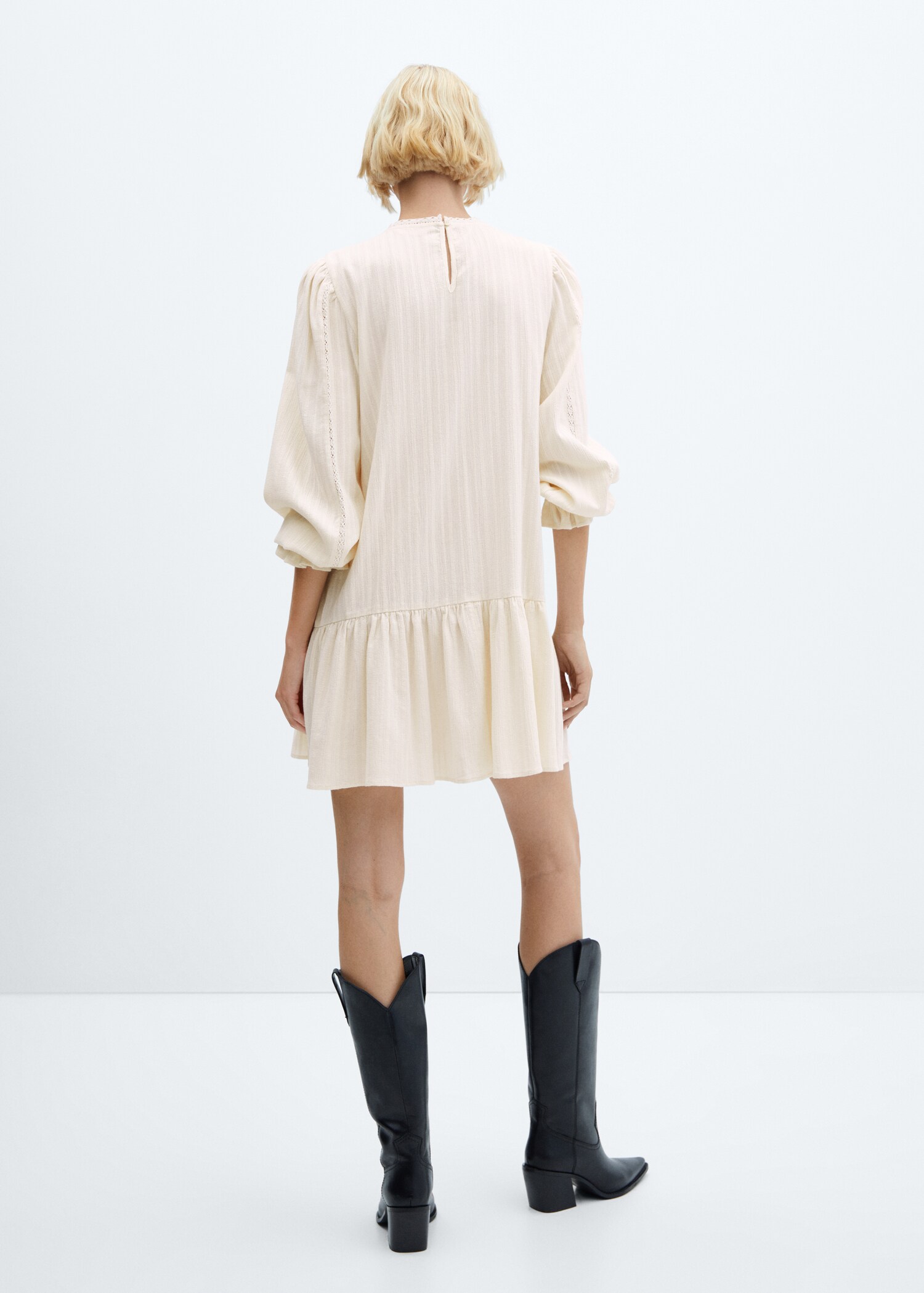 Besticktes Kleid mit Ballonärmeln - Rückseite des Artikels