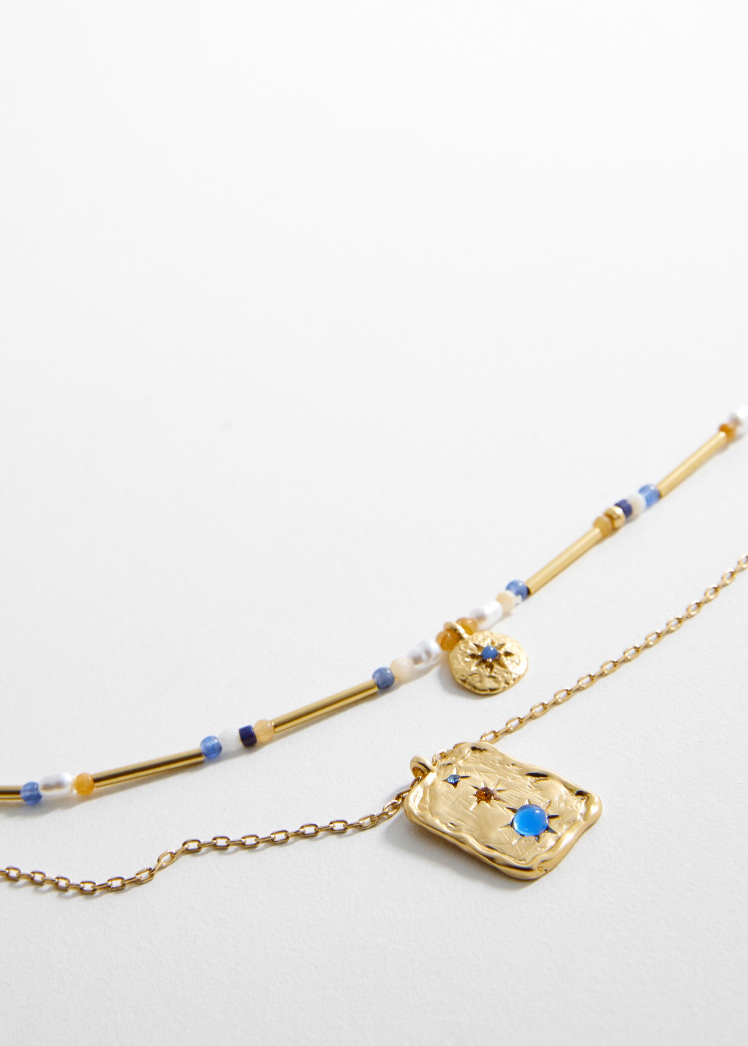 Collier à double pendentif - Plan moyen