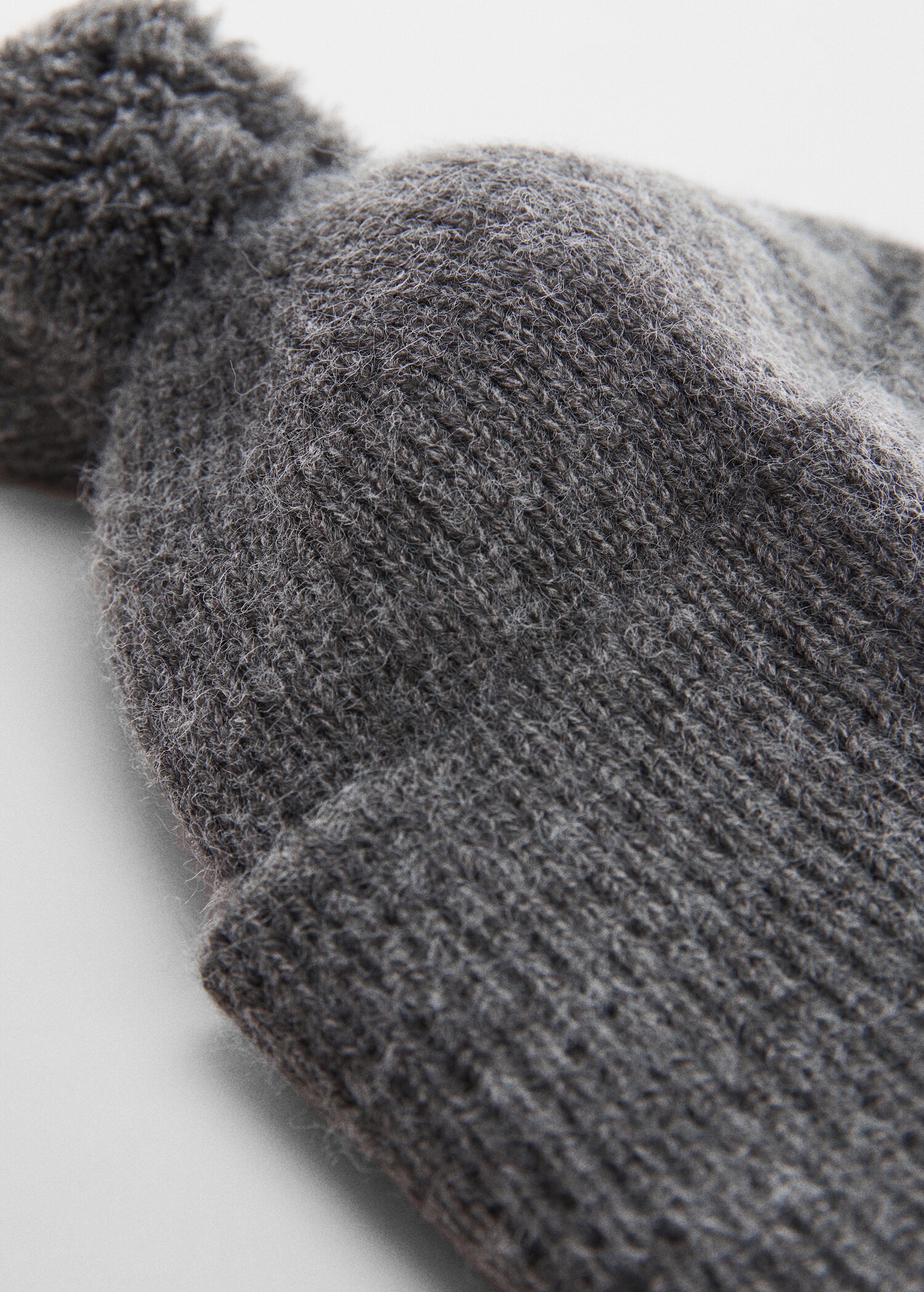 Gorro punto pompón - Plano medio