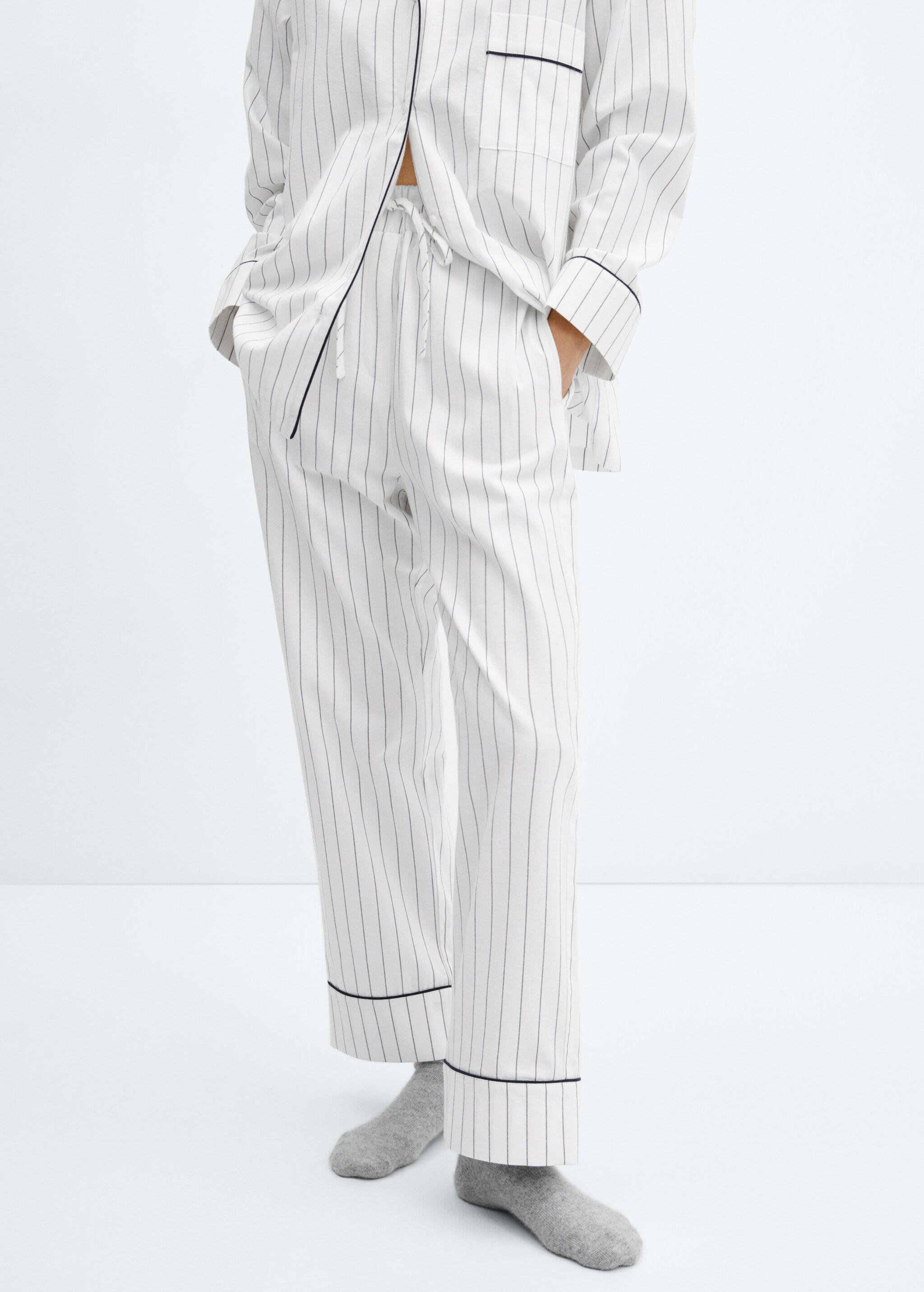 Çizgili pijama pantolon - Orta plan