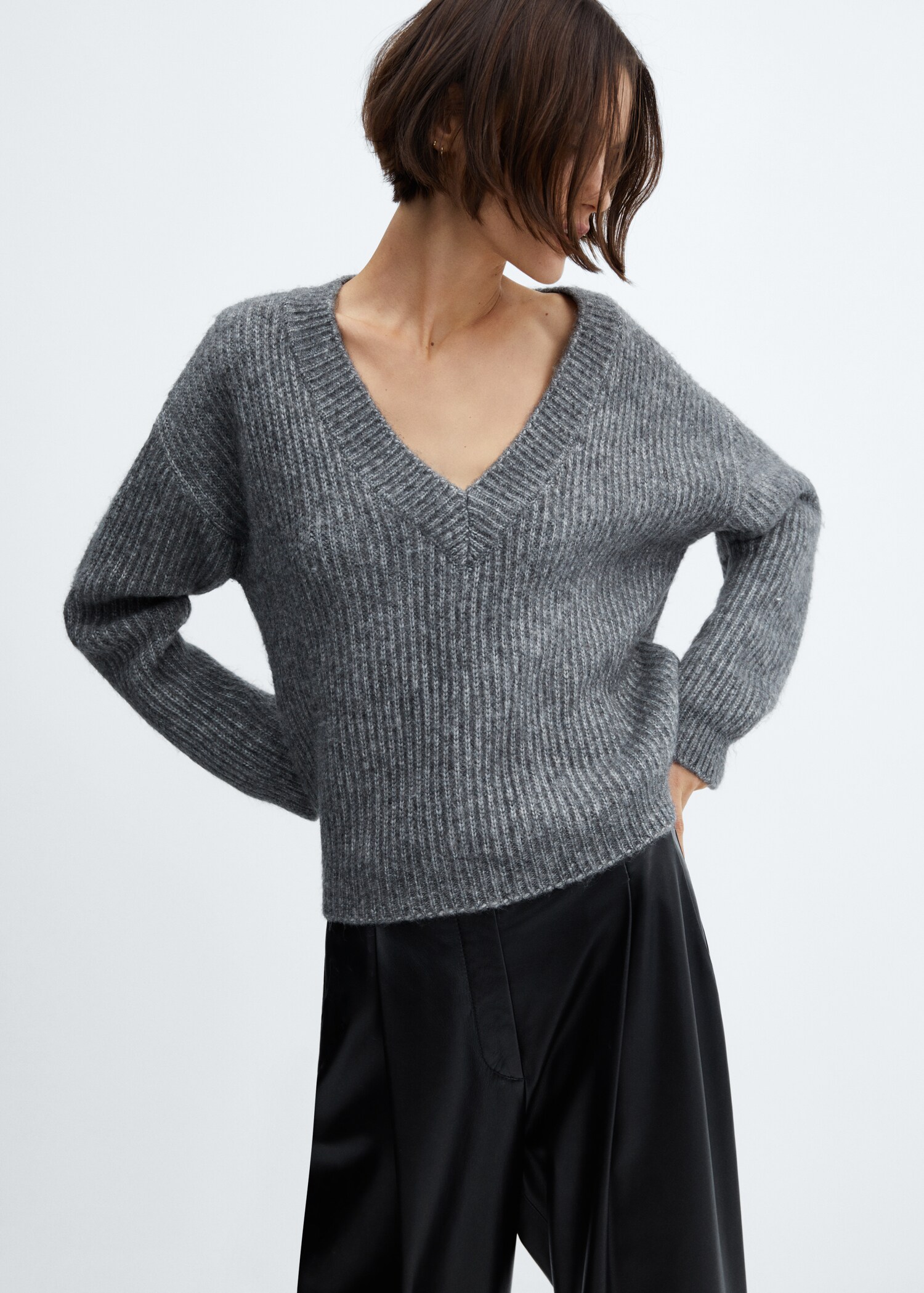 V-neck knit sweater - Medium plane