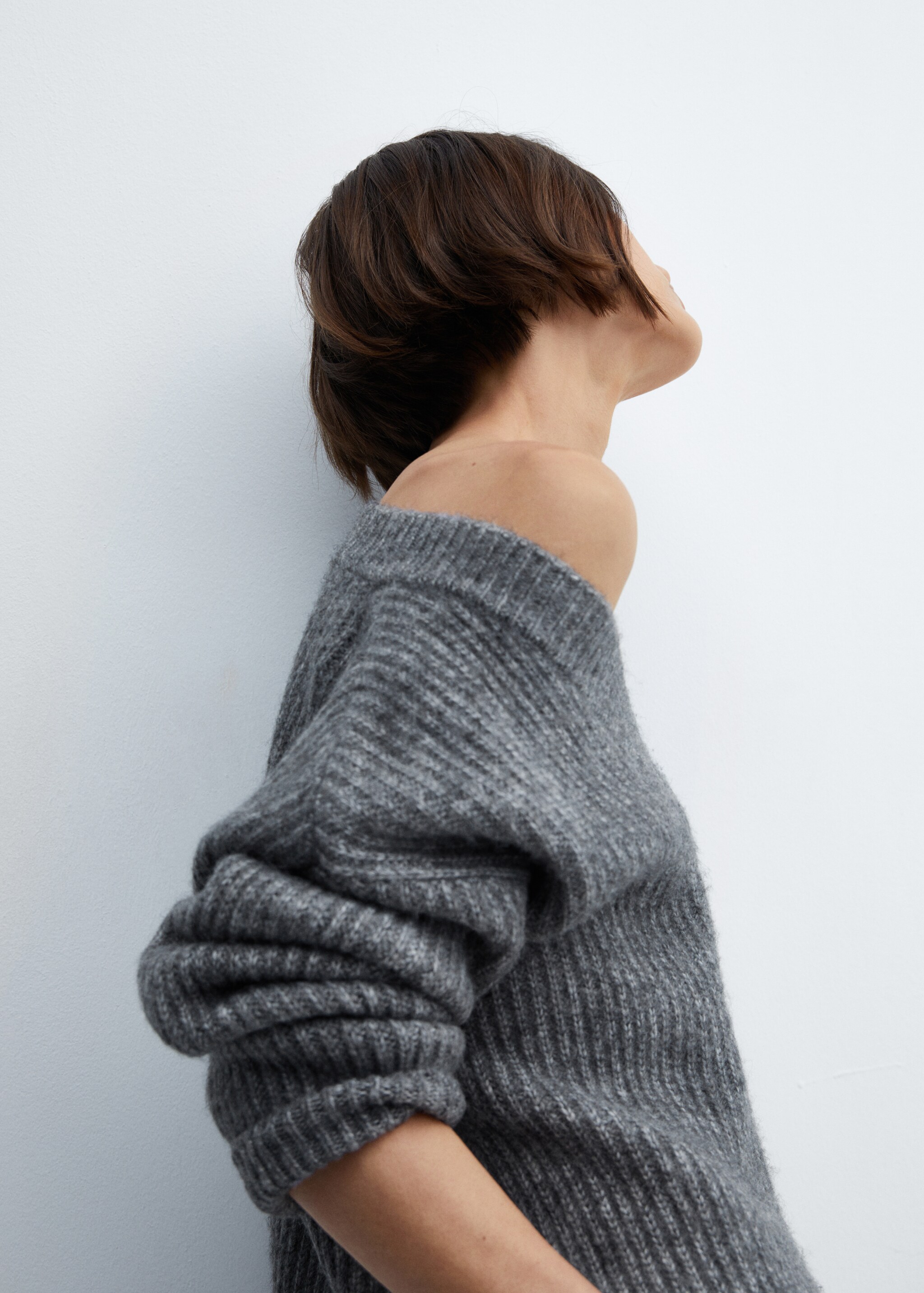 V-neck knit sweater - Details of the article 2