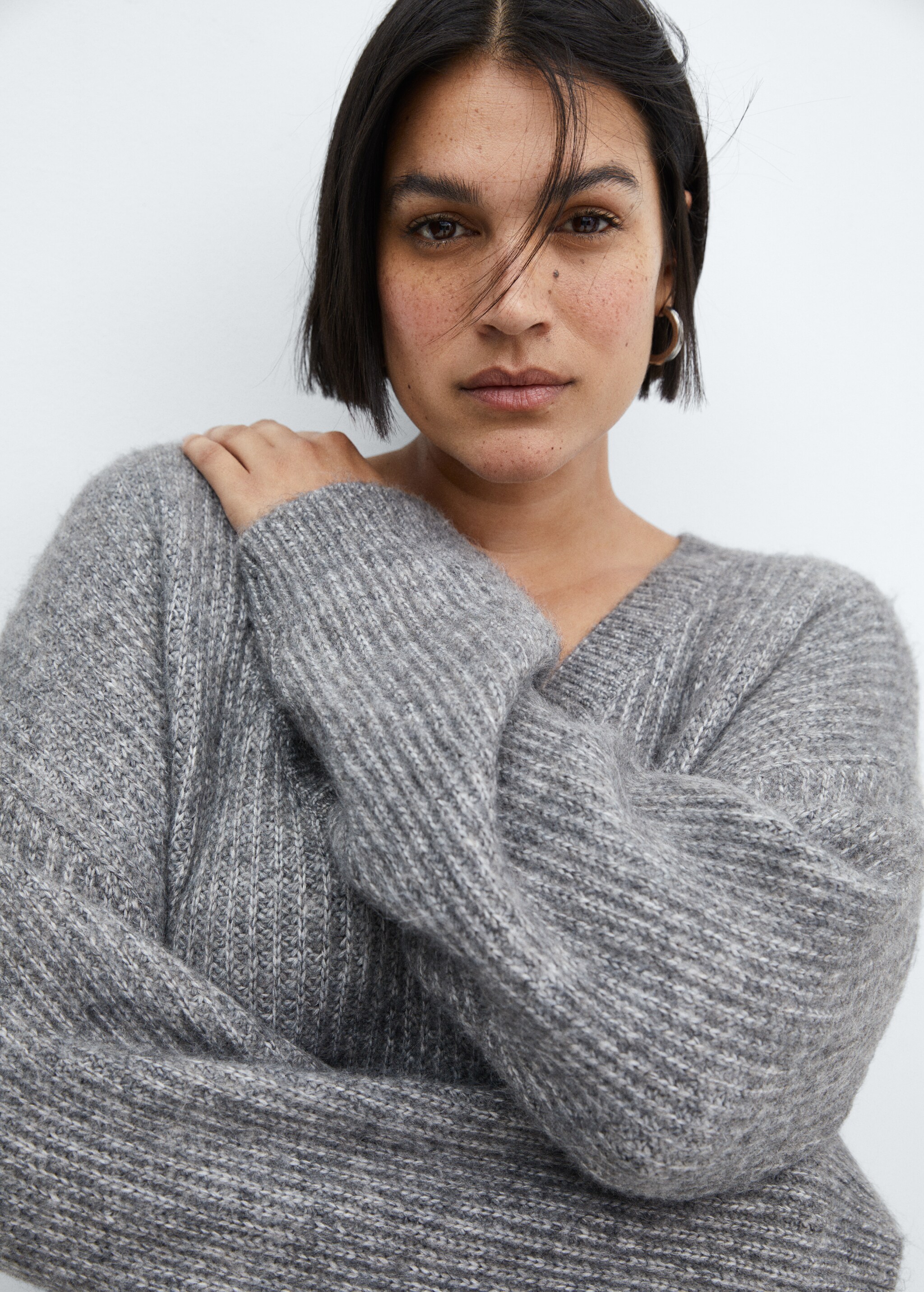 V-neck knit sweater - Details of the article 4