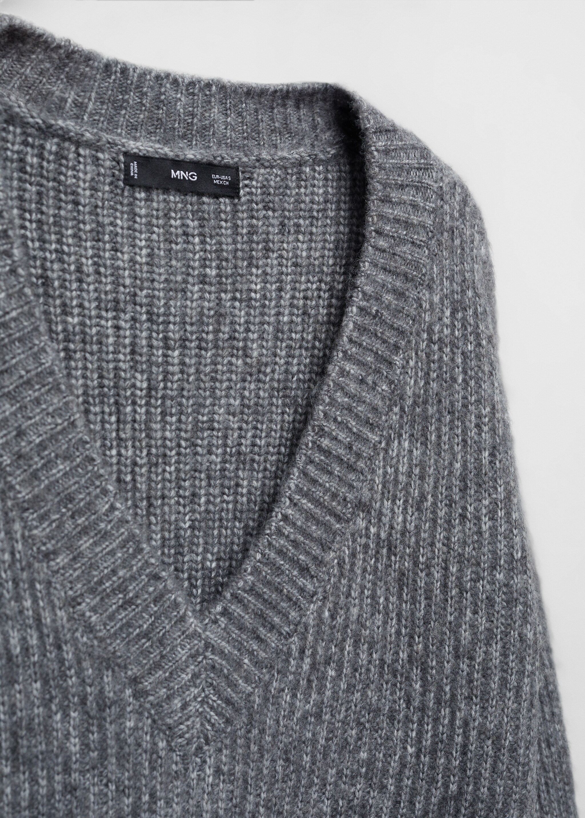 V-neck knit sweater - Details of the article 8