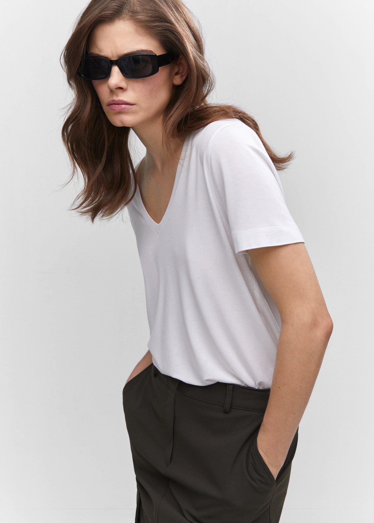 T-shirt col en V - Plan moyen