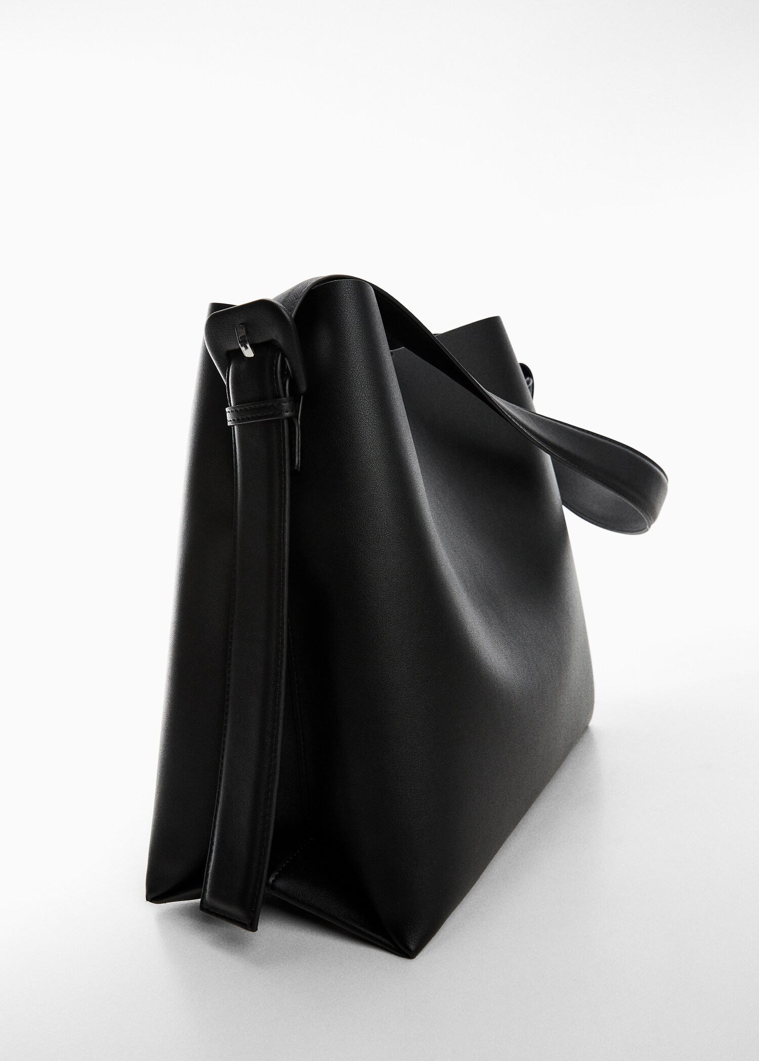 Bolso shopper detalle hebilla - Plano medio