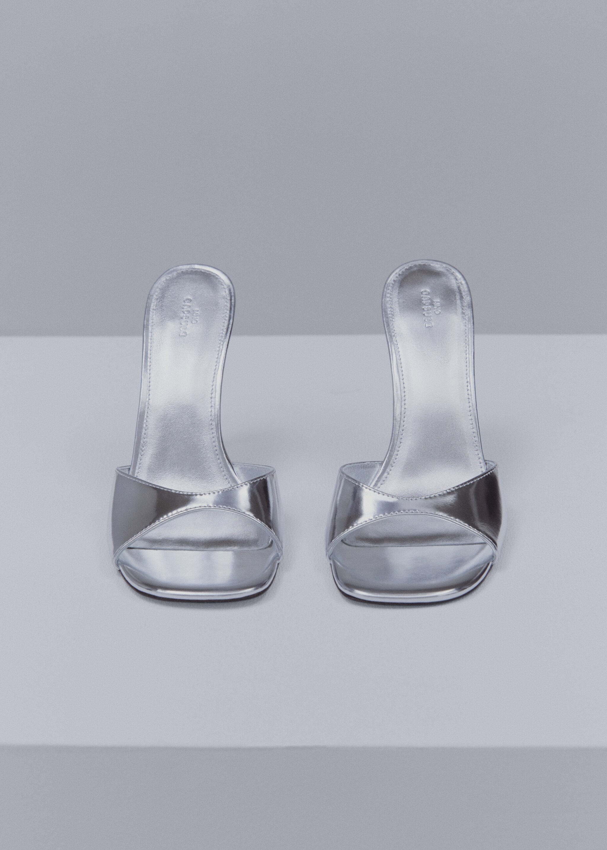 Metallic-Sandale mit Absatz - Detail des Artikels 2
