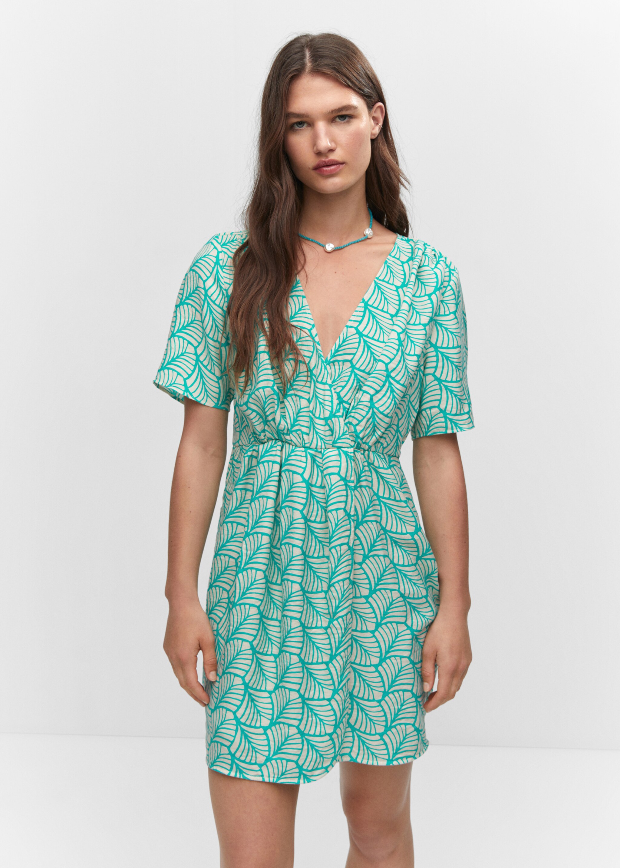 Vestido corto cruzado estampado - Plano medio