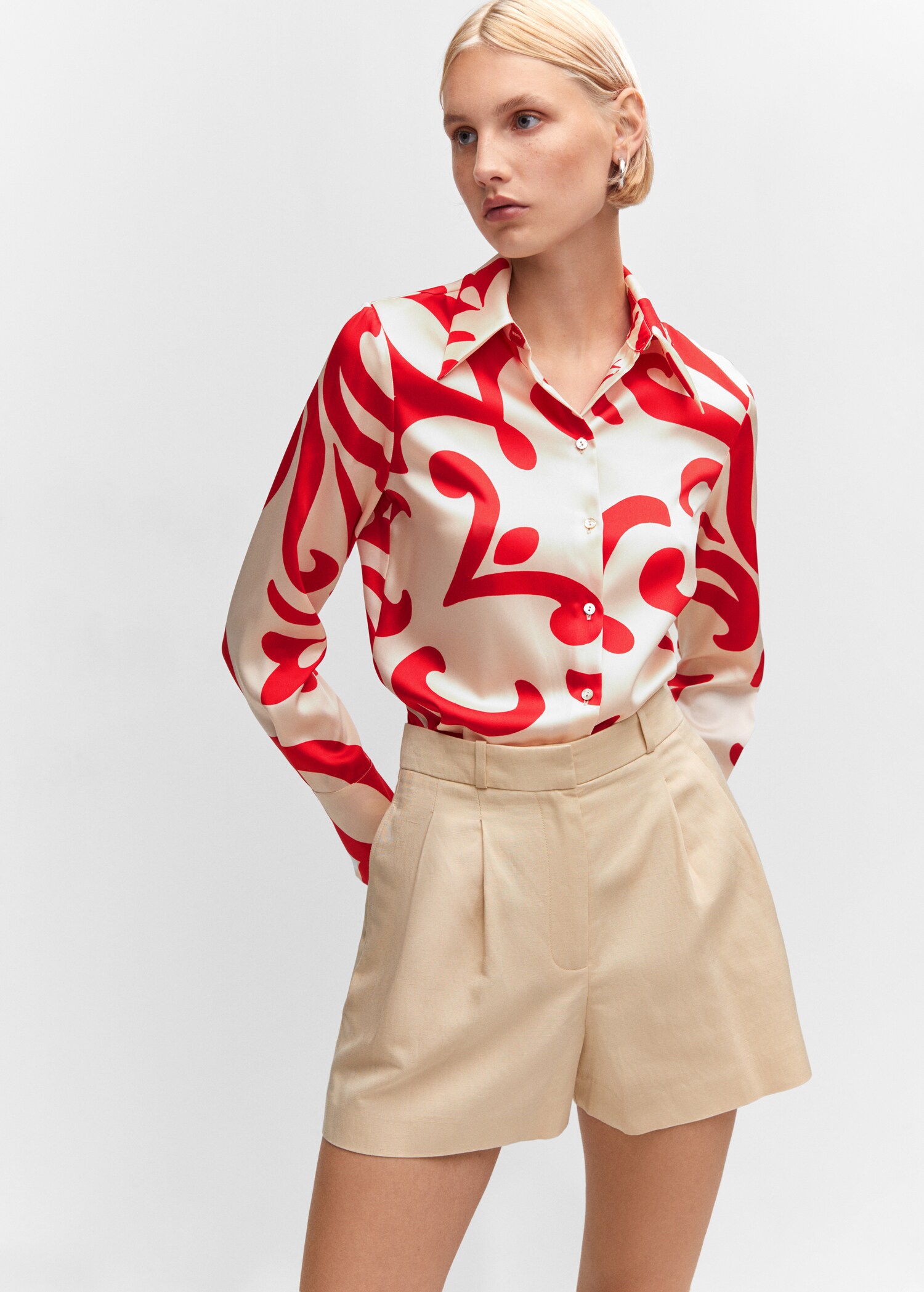 Camisa satinada estampada - Plano medio