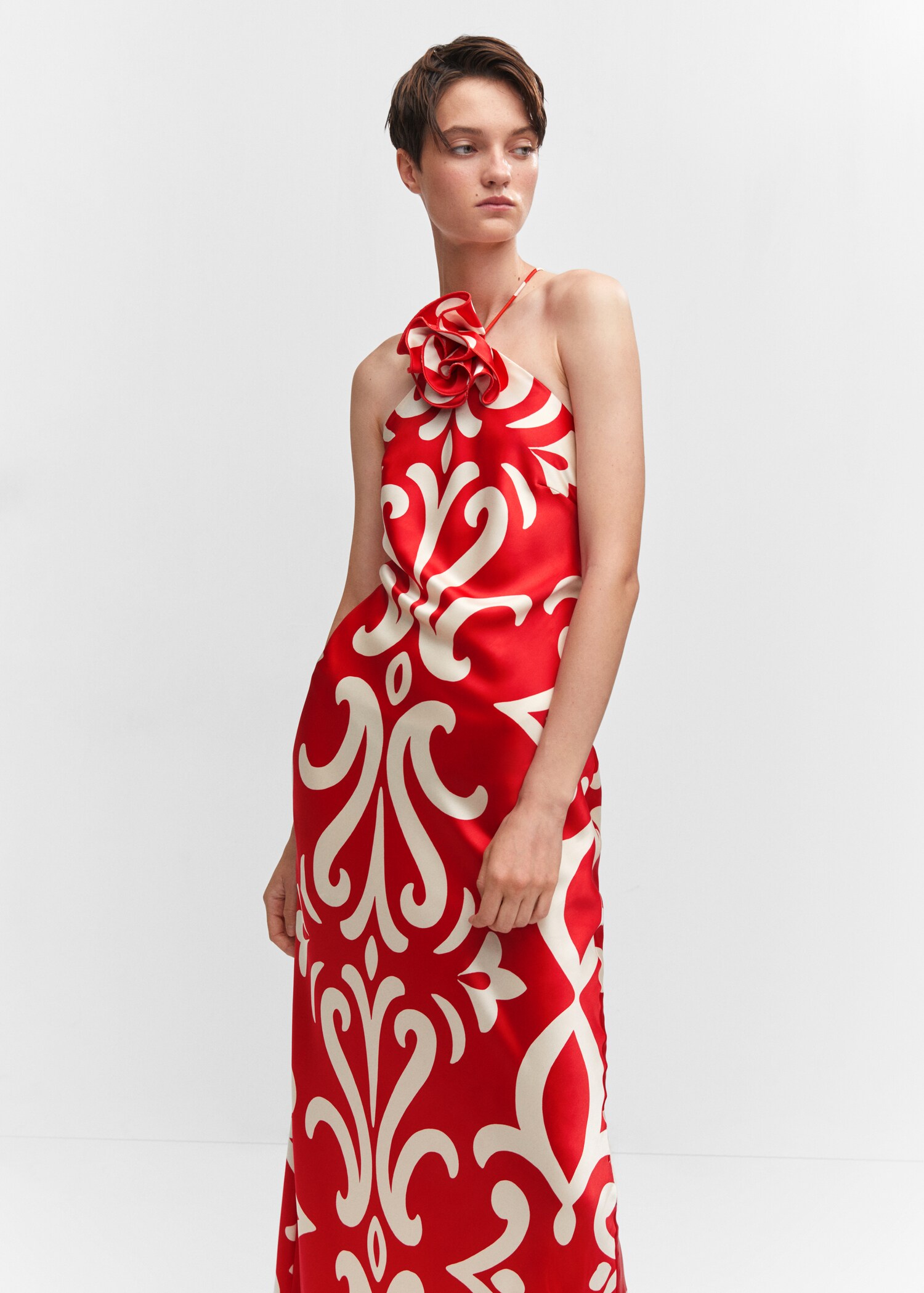 Neckholder-Kleid mit Blumendetail - Mittlere Ansicht