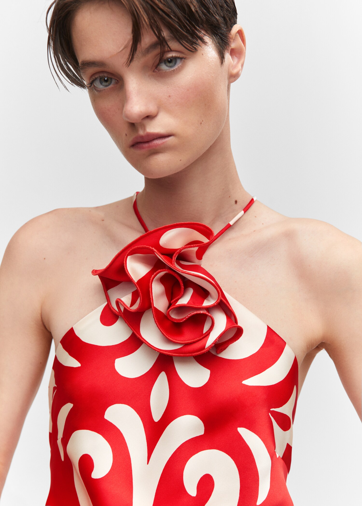 Neckholder-Kleid mit Blumendetail - Detail des Artikels 1