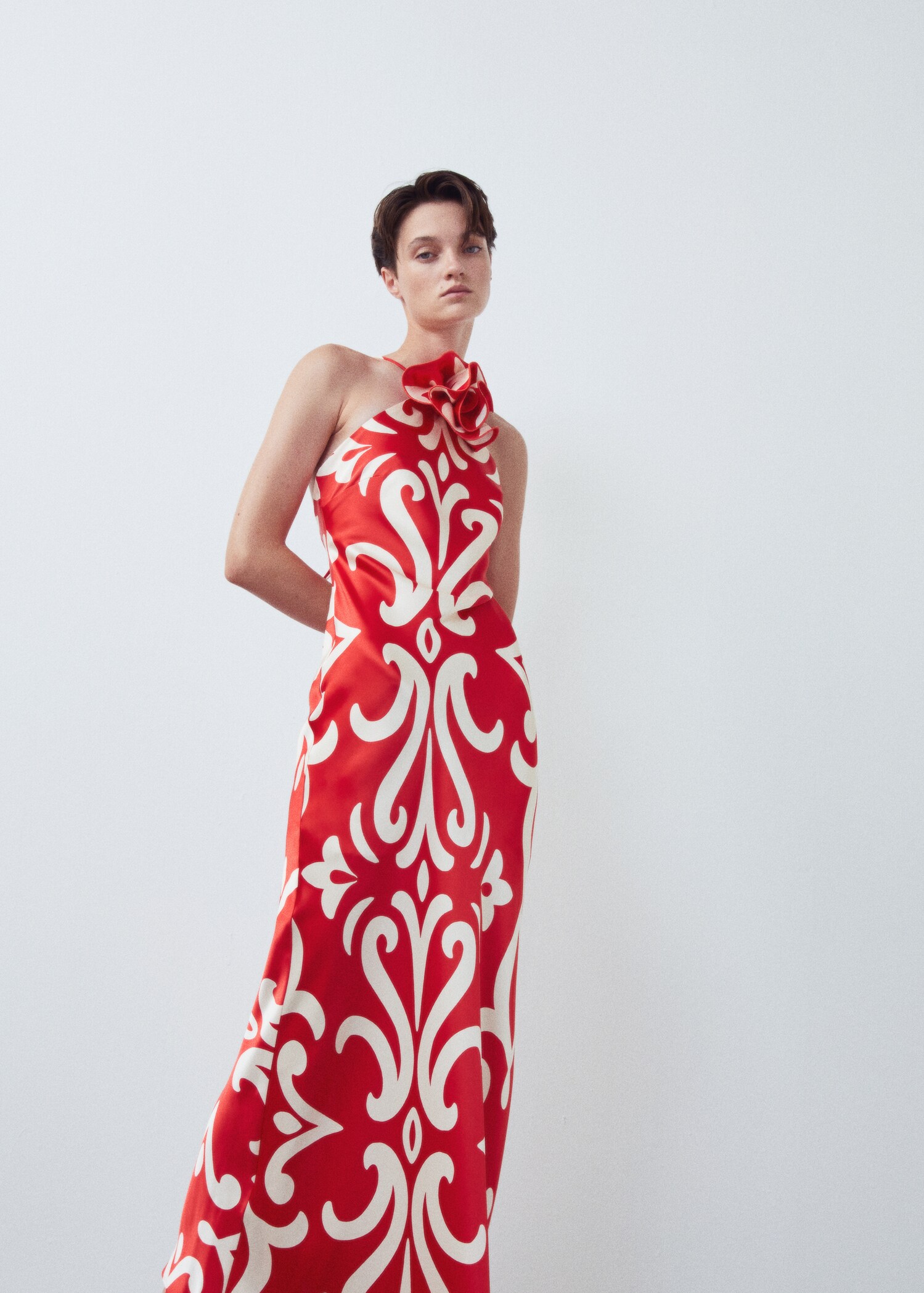 Neckholder-Kleid mit Blumendetail - Detail des Artikels 7