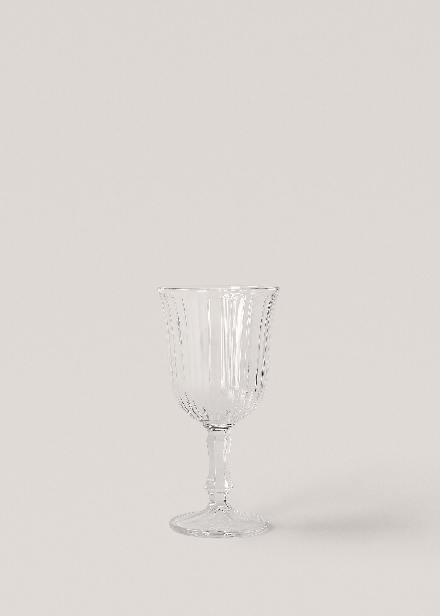 Verre à pied relief en verre - Article sans modèle