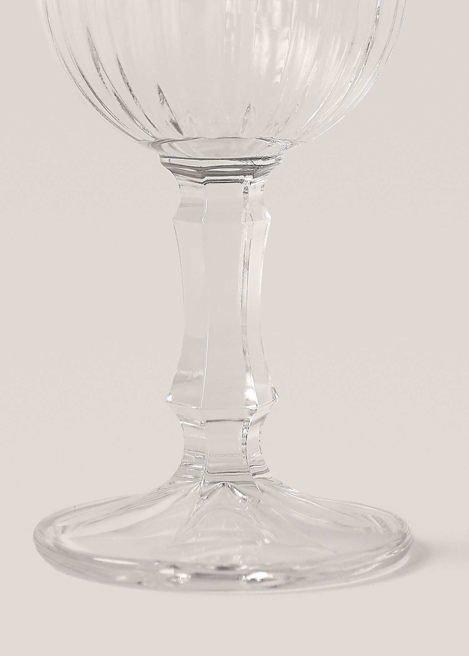 Verre à pied relief en verre - Détail de l'article 1