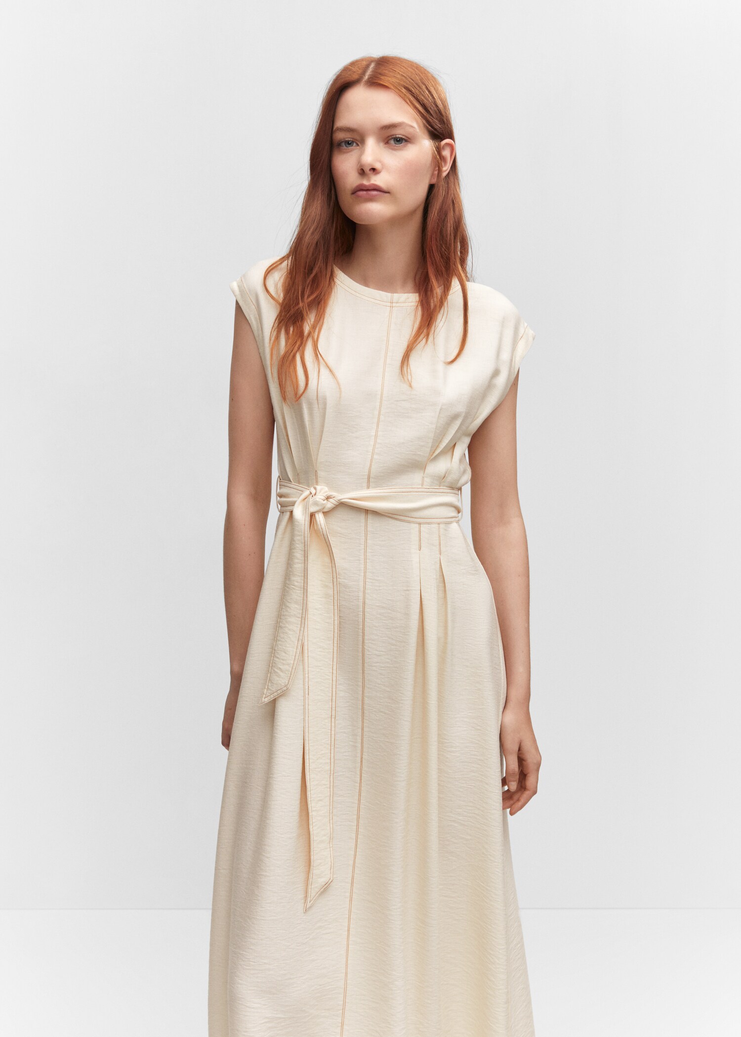 Dress with seams, belt and bow - Medium plane