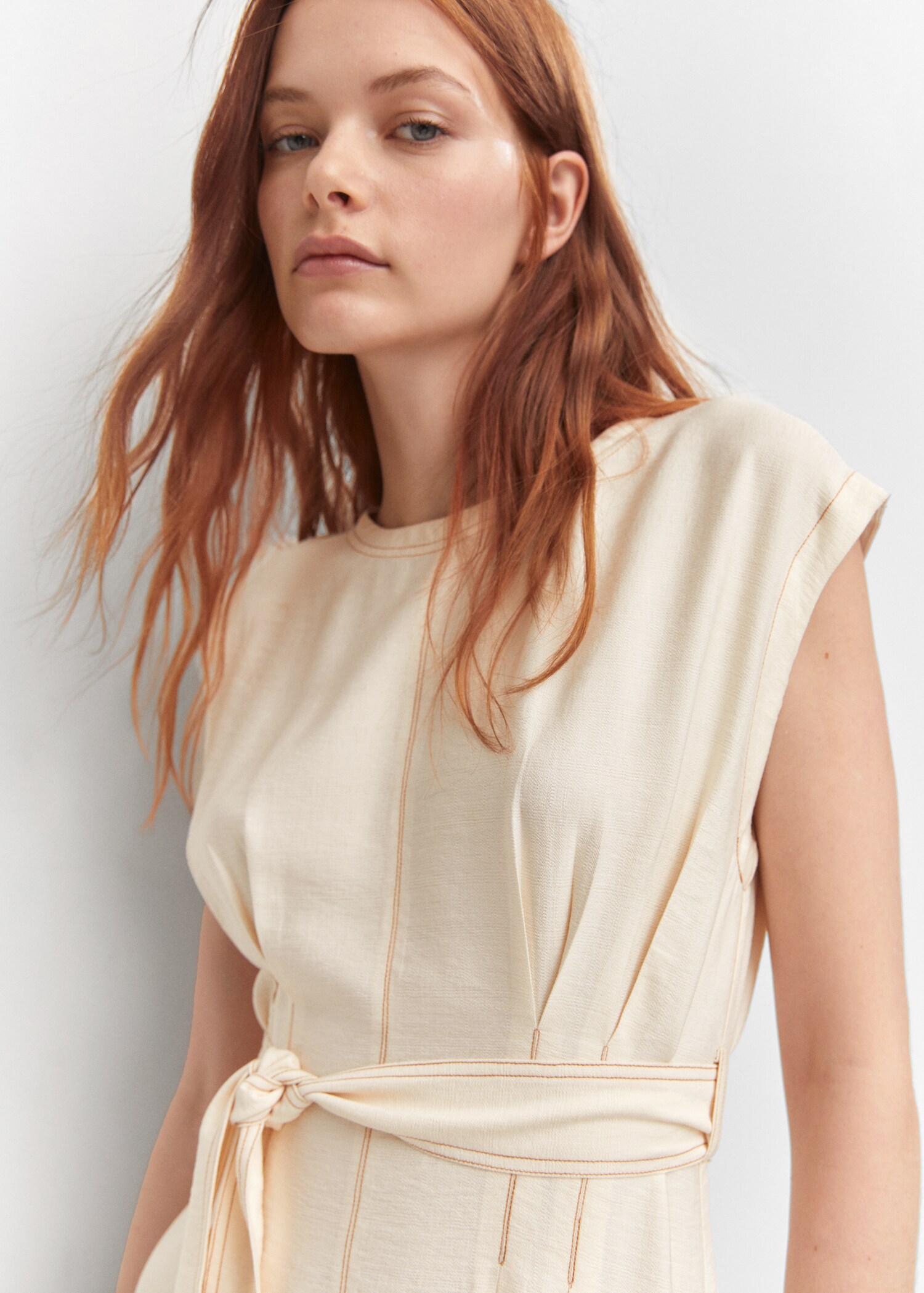 Dress with seams, belt and bow - Details of the article 1