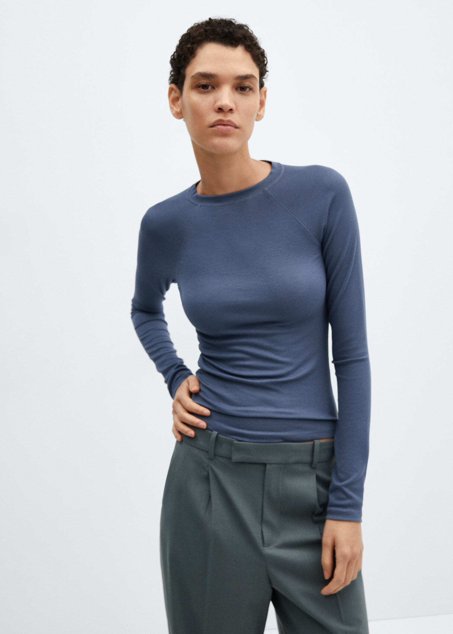 Langärmliges T-Shirt mit Rippstruktur - Mittlere Ansicht