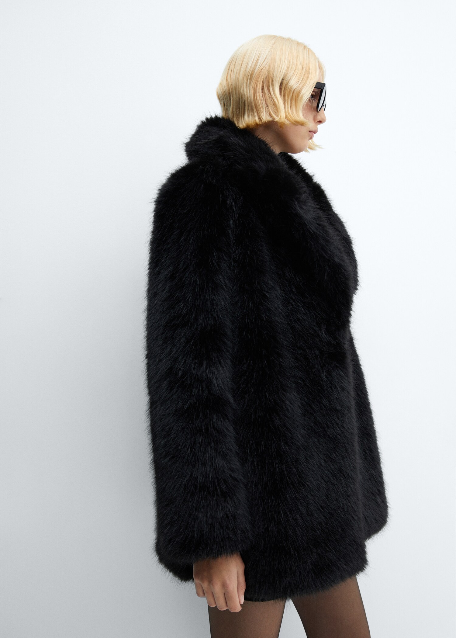 Manteau en imitation fourrure à revers - Détail de l'article 4