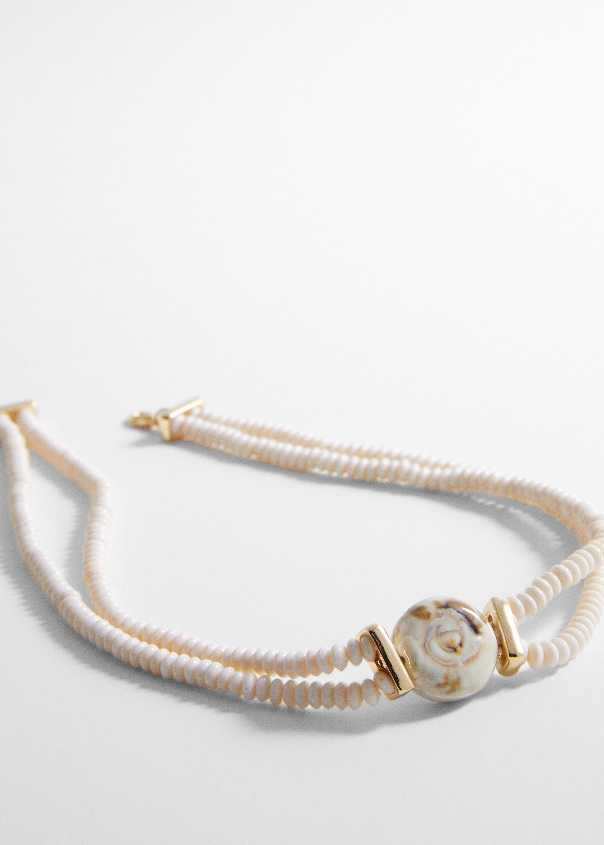 Collier perles pendentif coquillage - Plan moyen