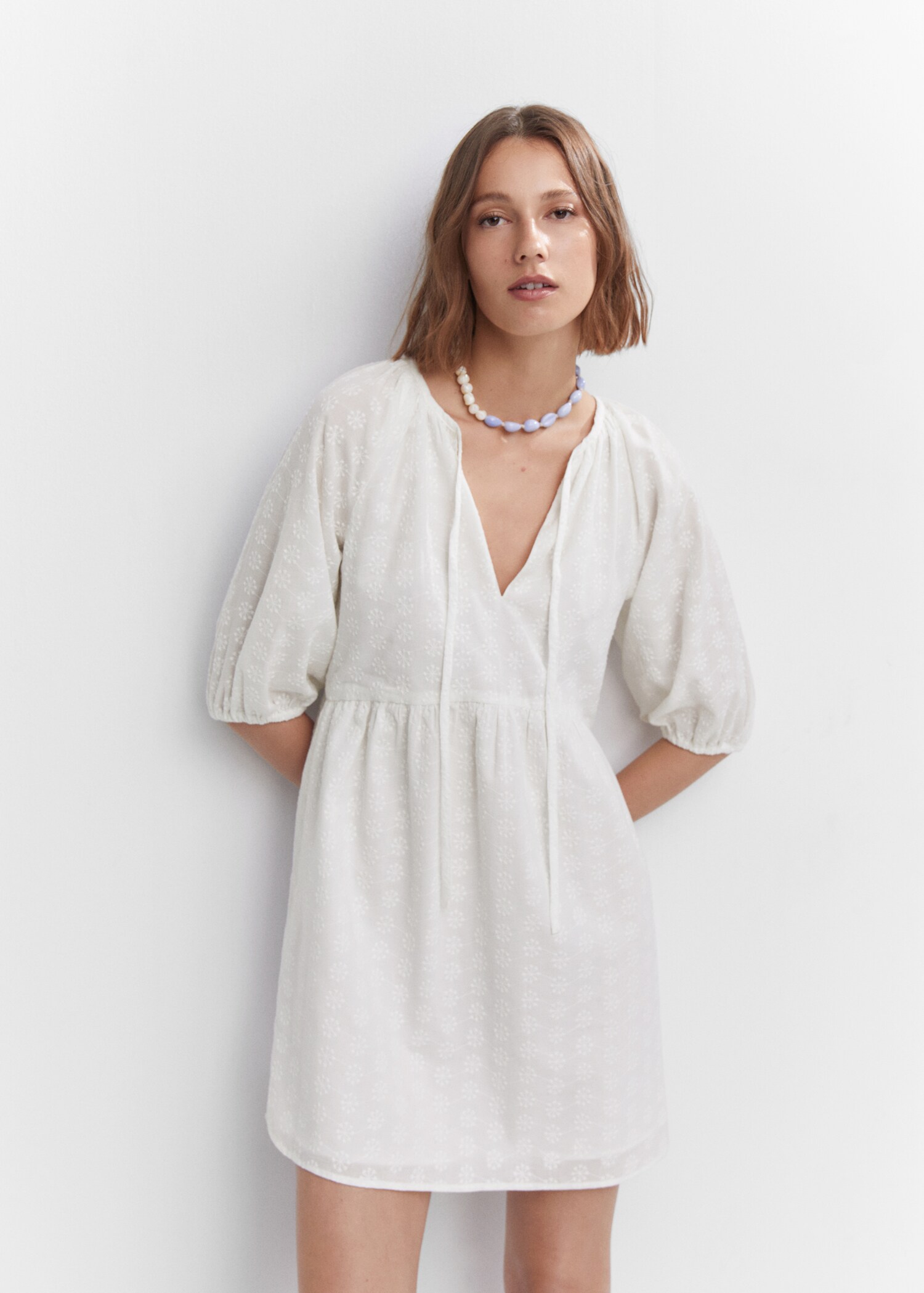 Vestido bordado manga abullonada - Plano medio