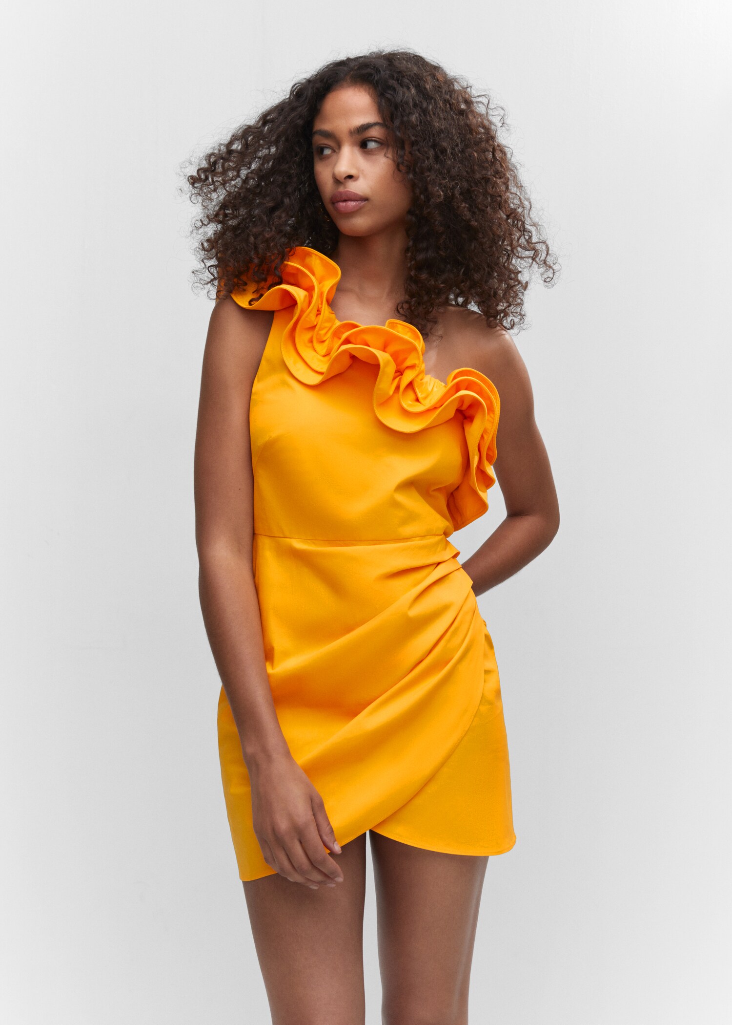 Robe asymétrique volants - Plan moyen