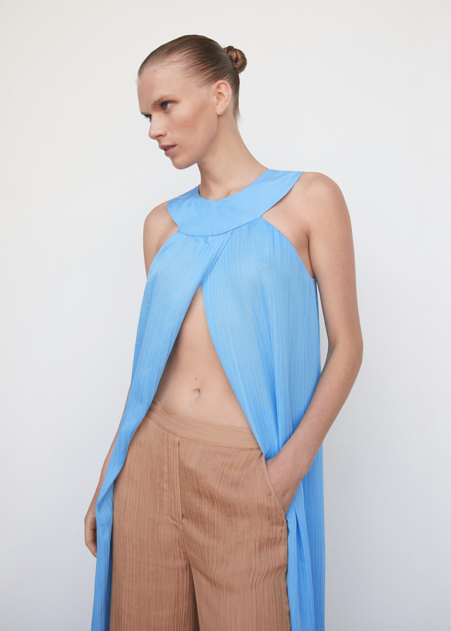 Robe plissée emmanchures américaines - Plan moyen