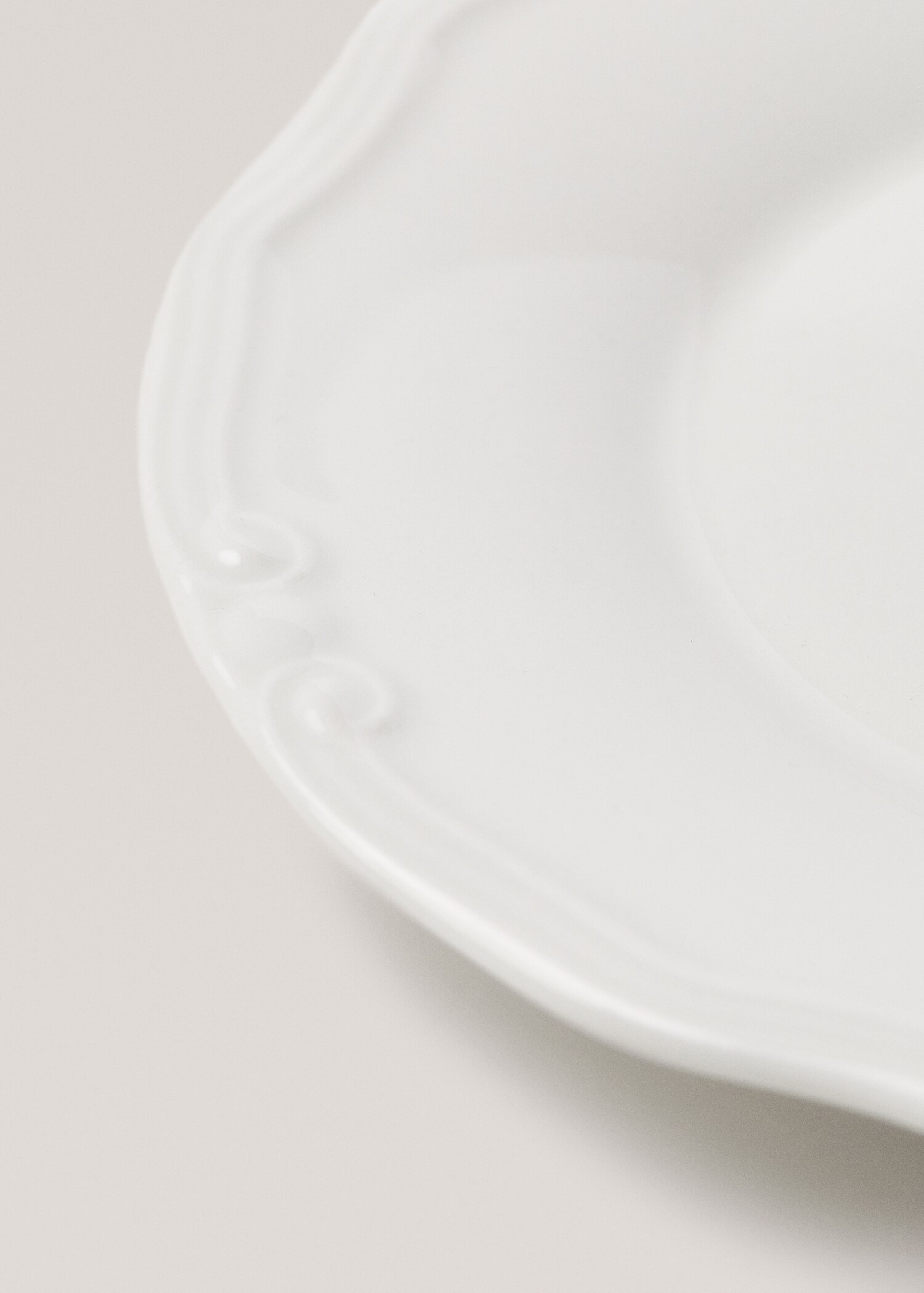Porcelain romantic dessert plate - Details of the article 3