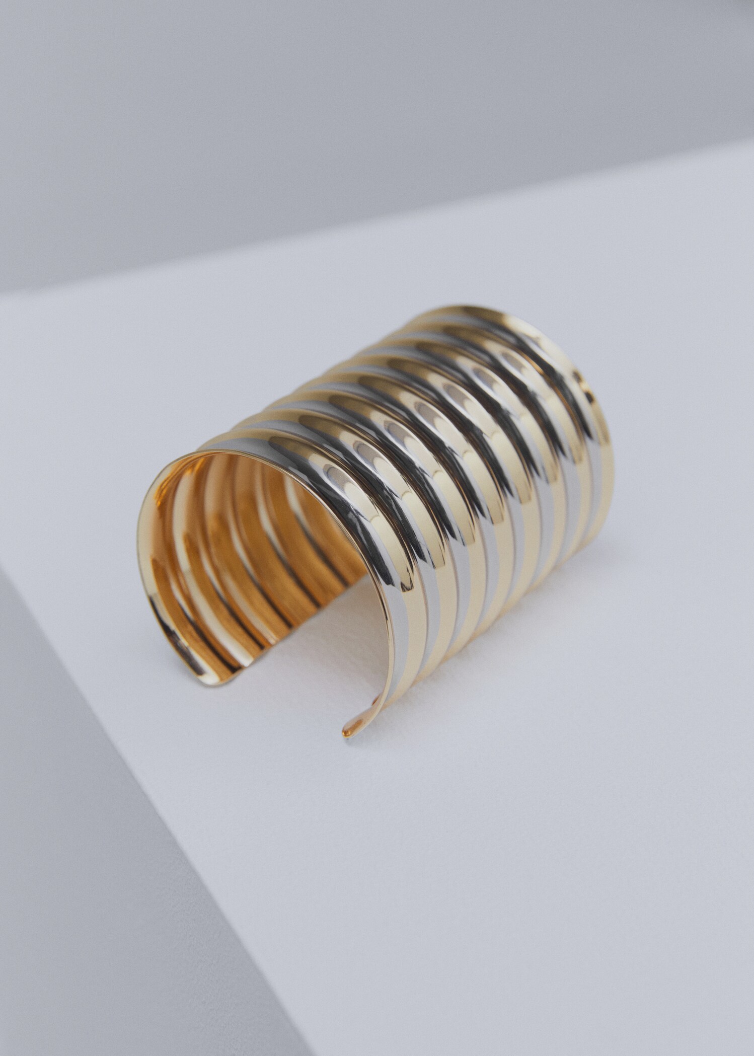 Maxi-bracelet relief ondulé - Plan moyen