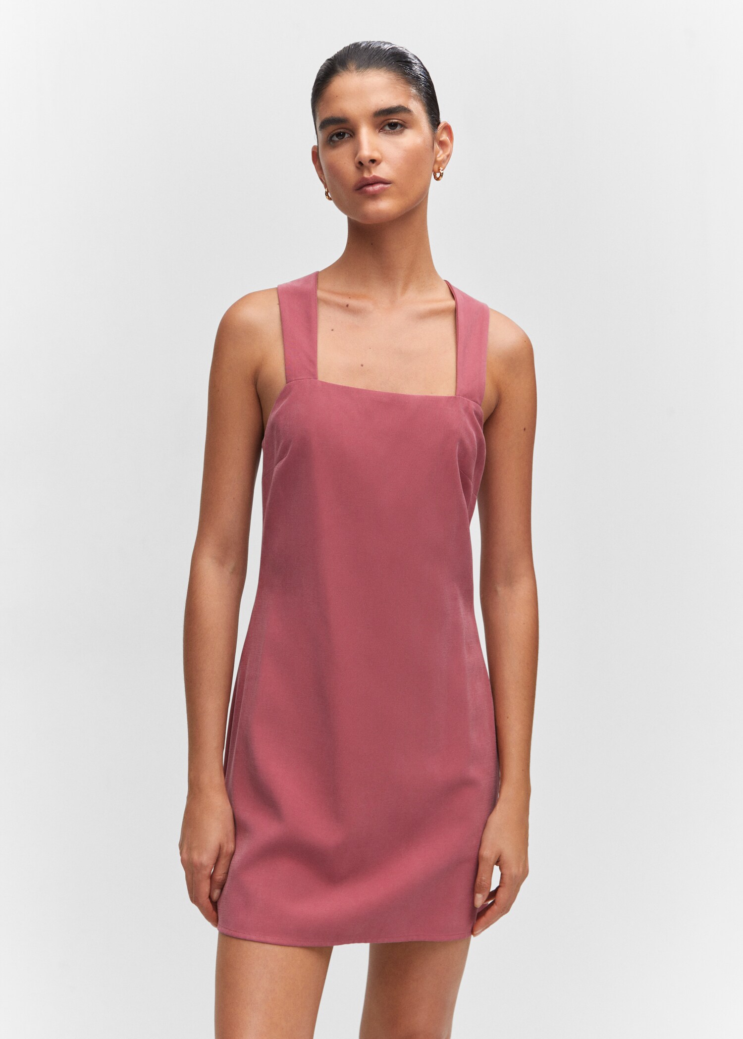Vestido espalda cruzada - Plano medio