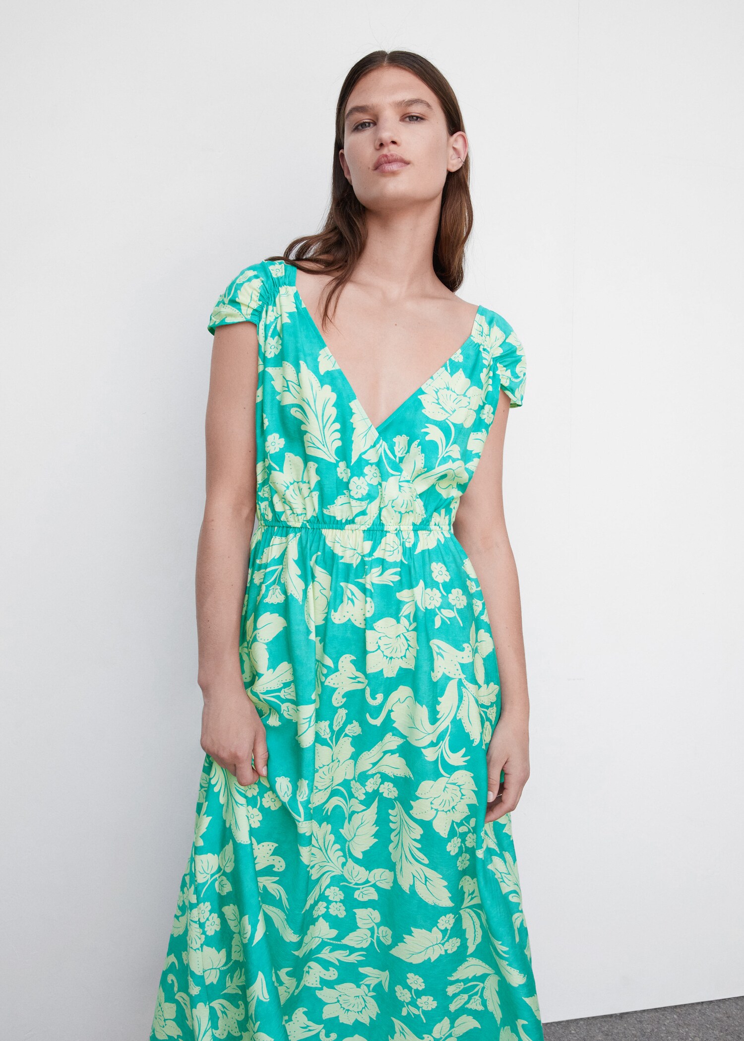 Robe cache-cœur à fleurs - Plan moyen