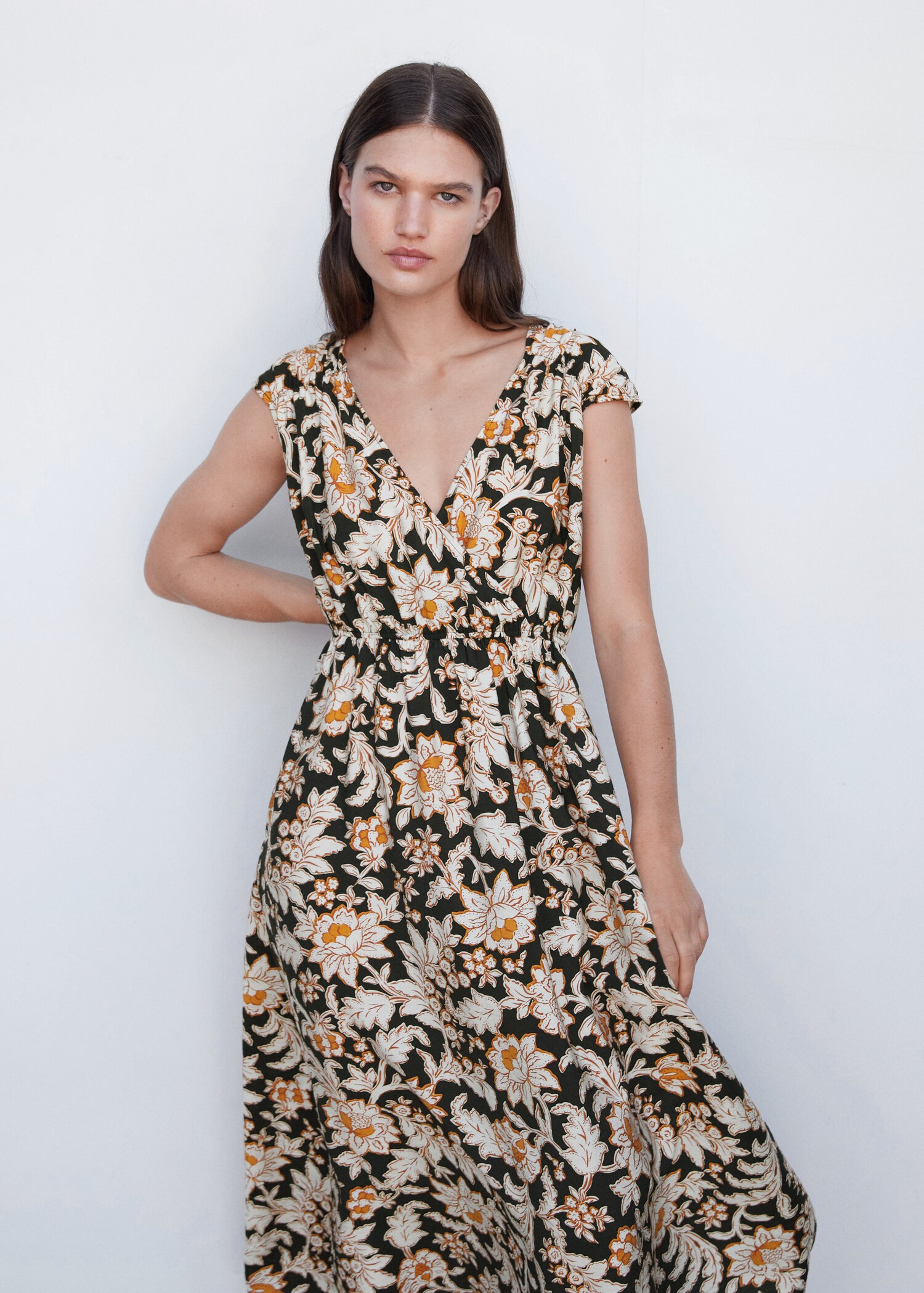 Robe cache-cœur à fleurs - Plan moyen