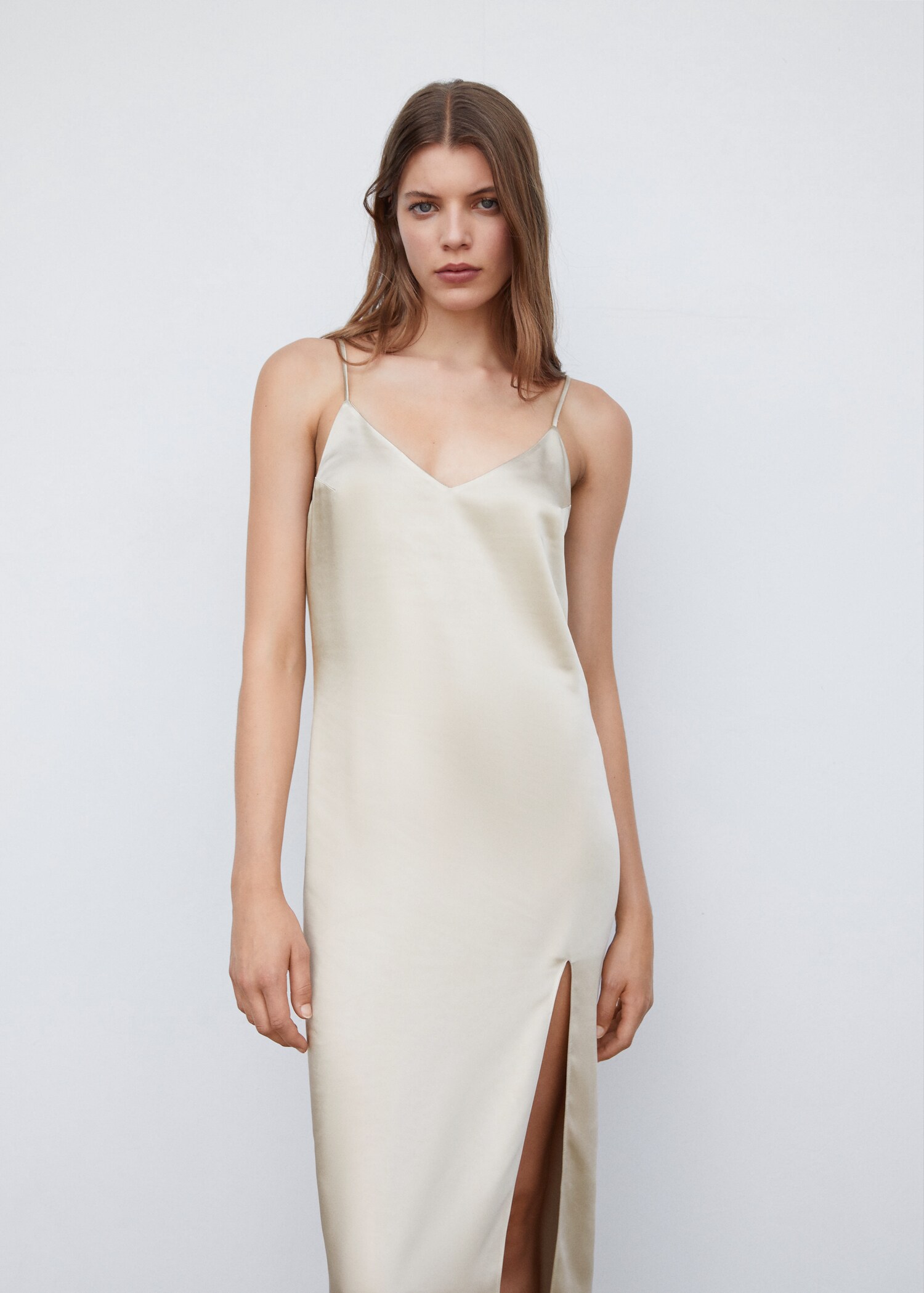 Robe satinée ouverture - Plan moyen