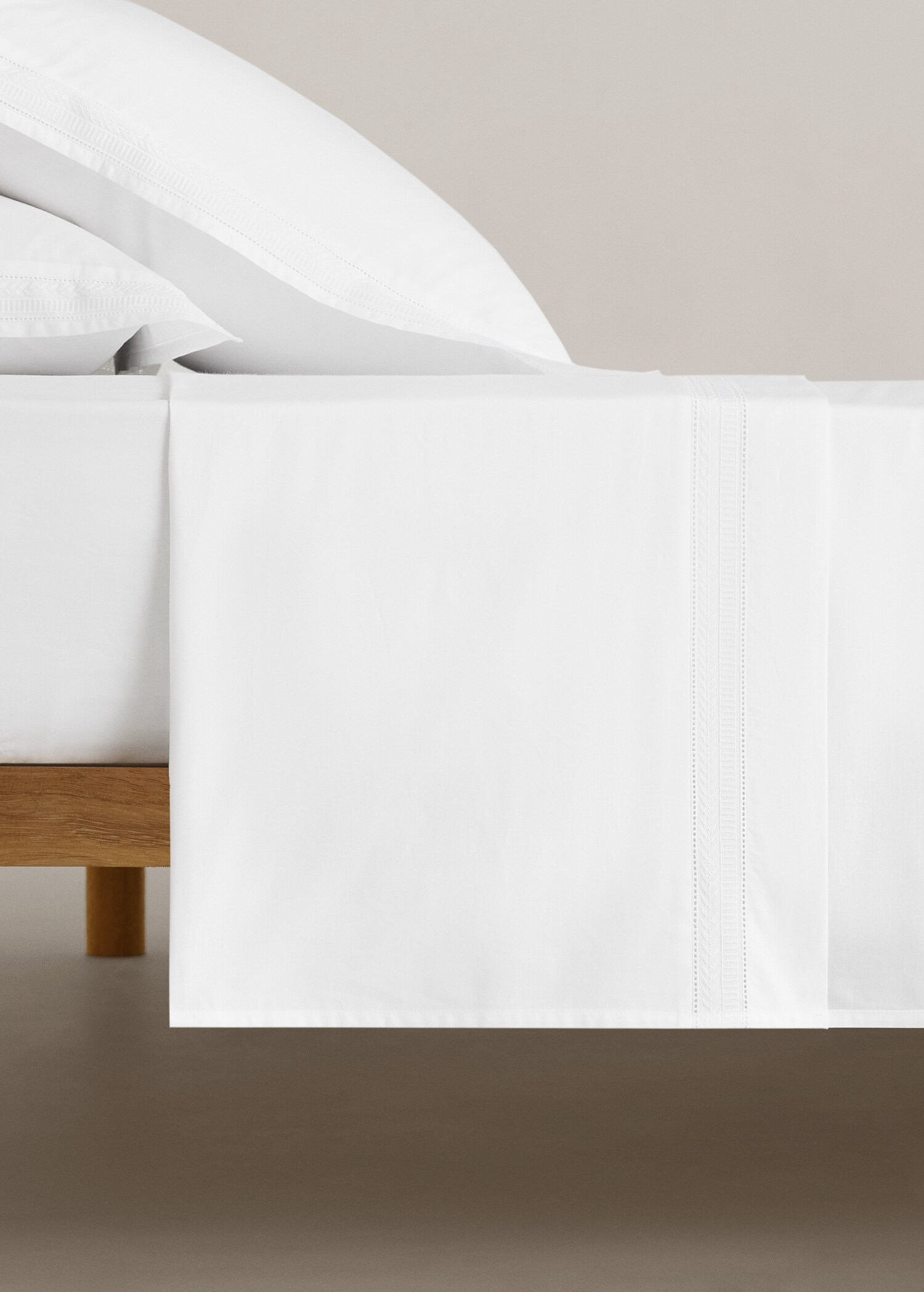 Cearșaf cu broderie, pat de 135 cm - Articol fără model