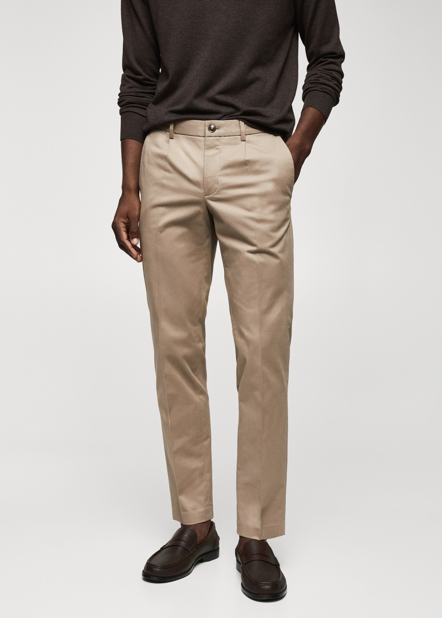 Брюки чинос slim fit из хлопка с защипами - Средний план