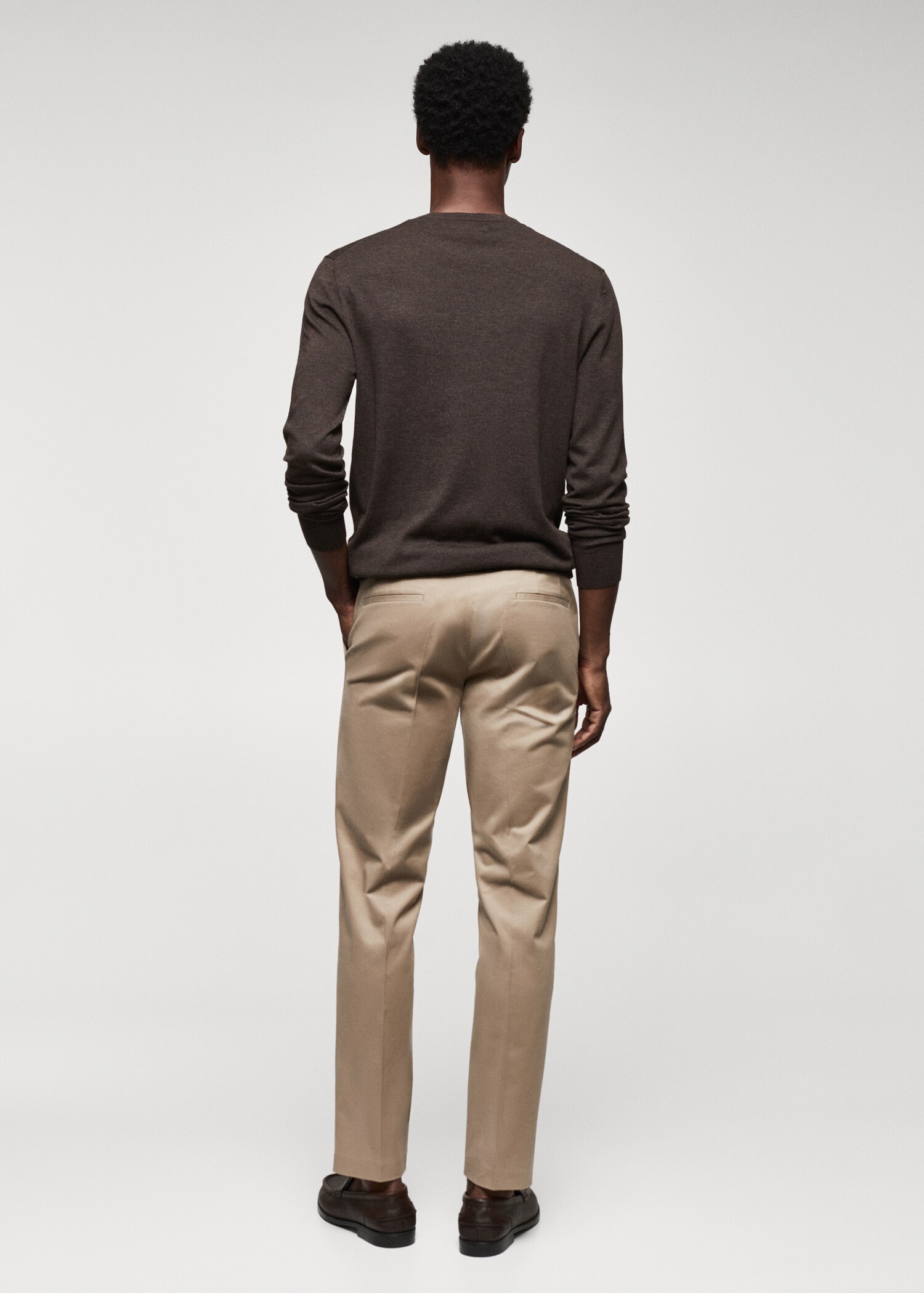 Брюки чинос slim fit из хлопка с защипами - Обратная сторона изделия
