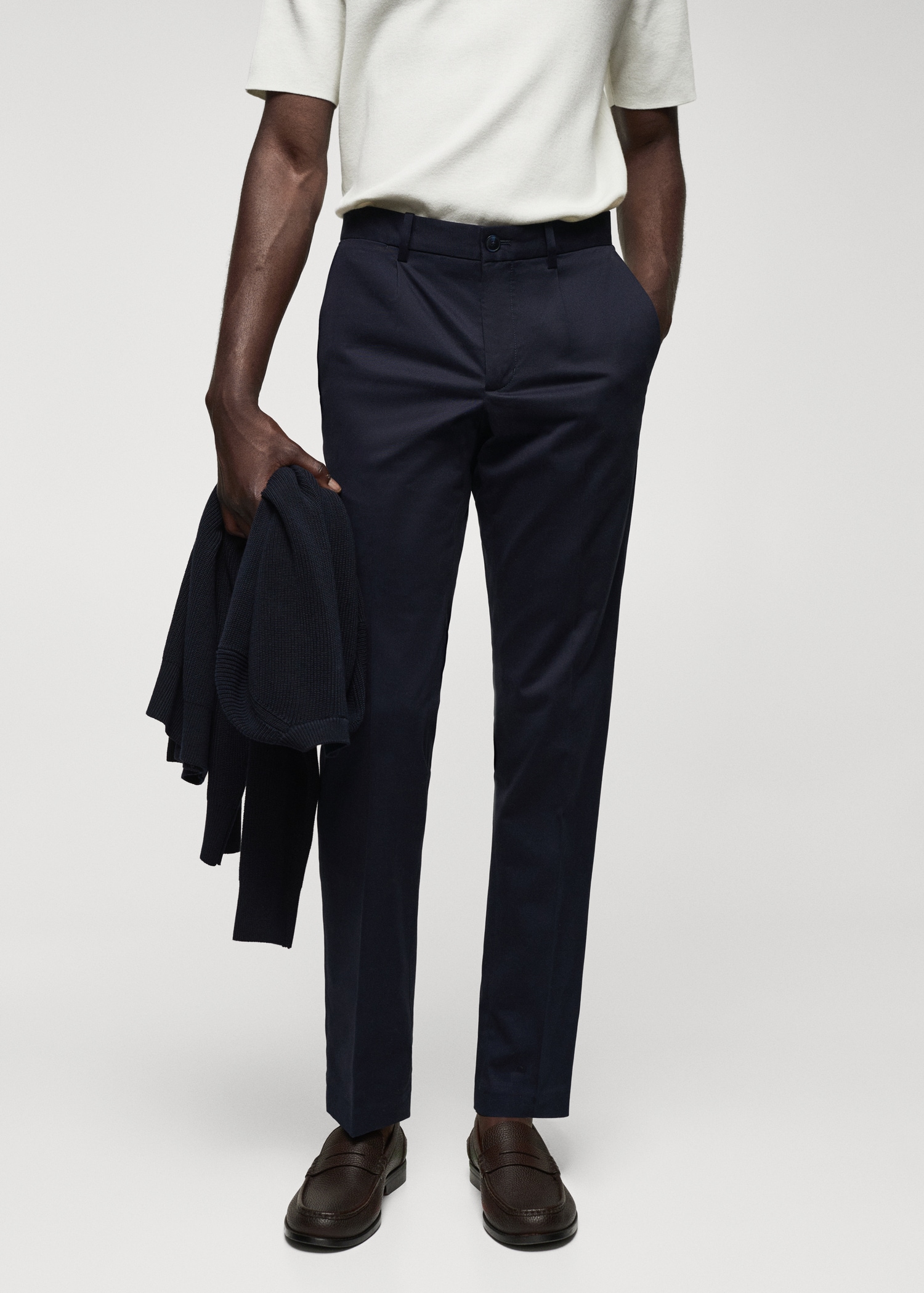 Slim-fit pleated cotton chinos Men MANGO Georgia