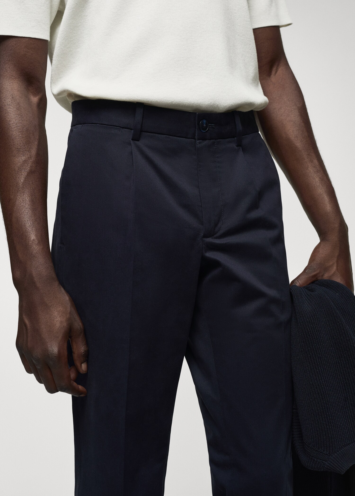 Брюки чинос slim fit из хлопка с защипами - Деталь изделия 1