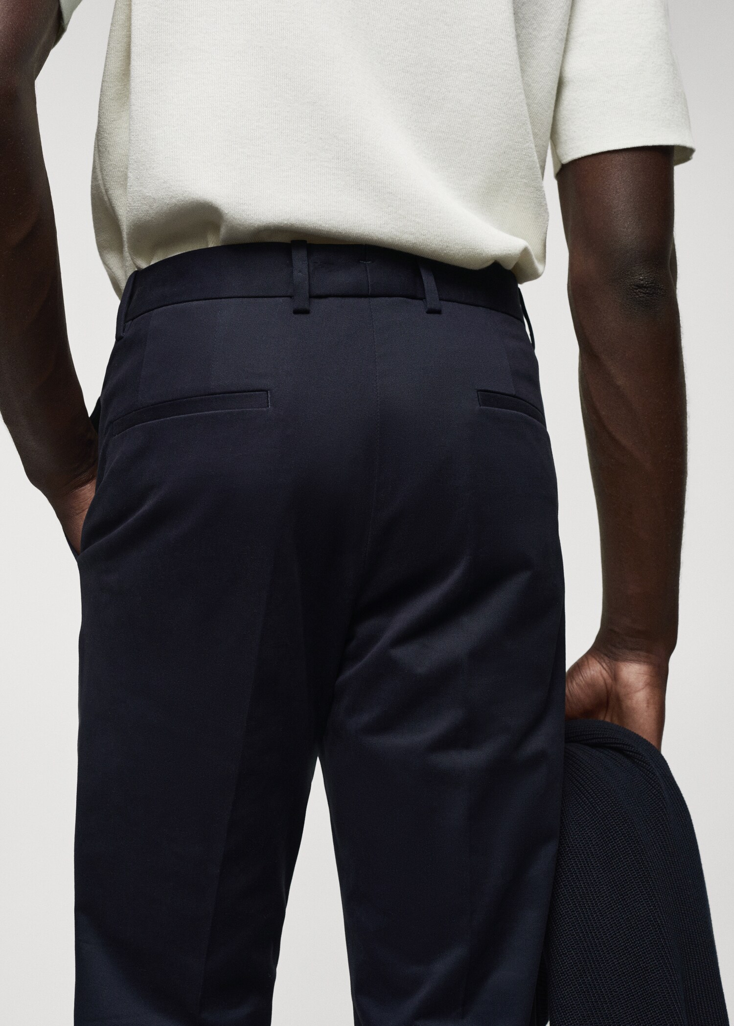 Брюки чинос slim fit из хлопка с защипами - Деталь изделия 6